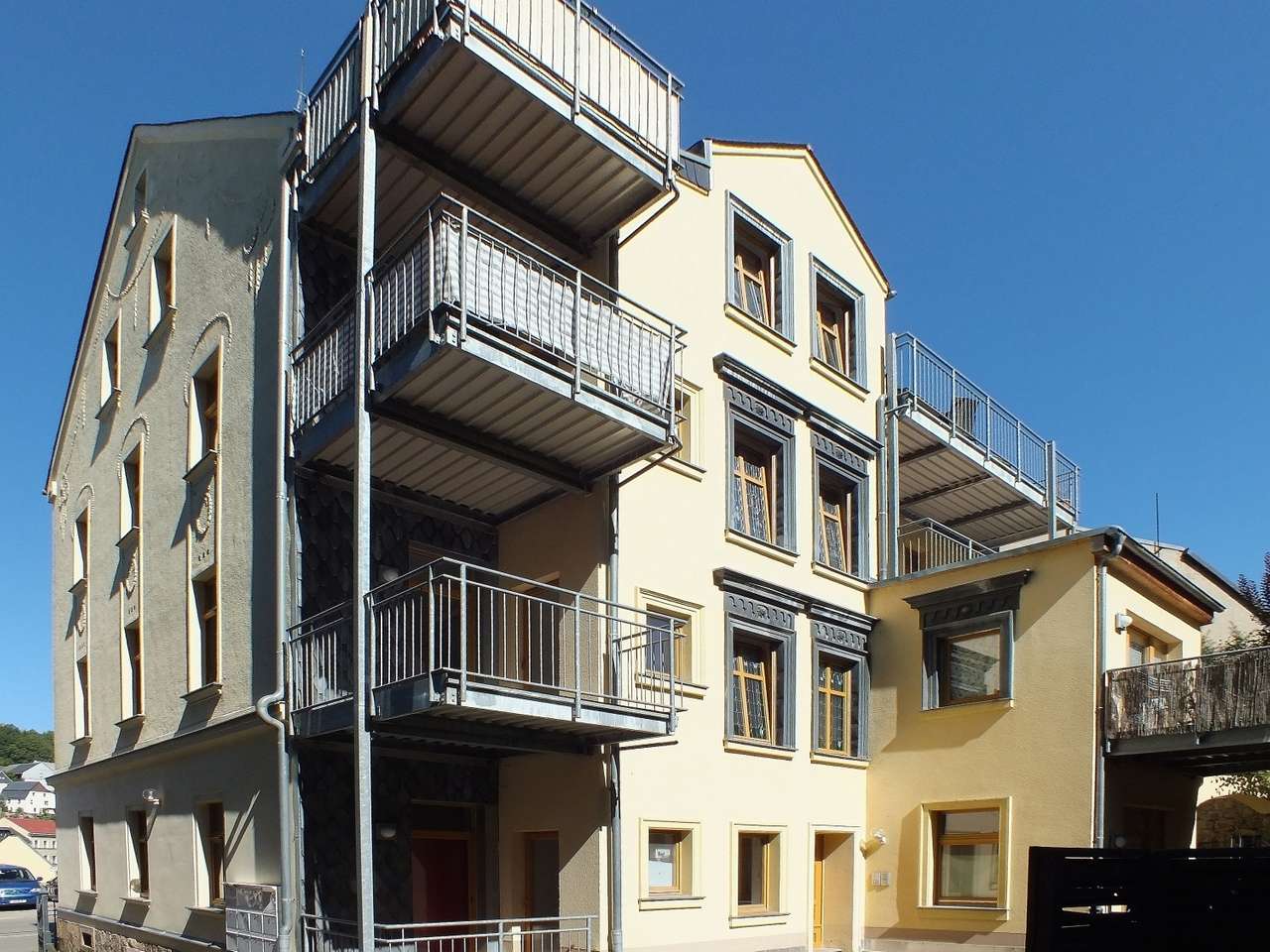 Leerstehende, helle 2-Raumwohnung mit EBK in Kirchberg! Denkmalschutz!