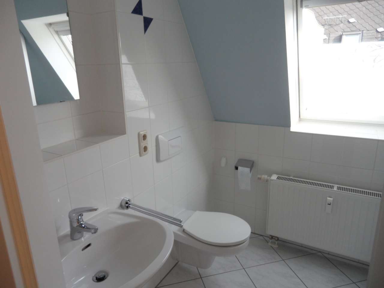 Ab 01.07.26!! Gemütliche kleine 2 Raum Dachwohnung mit Südbalkon