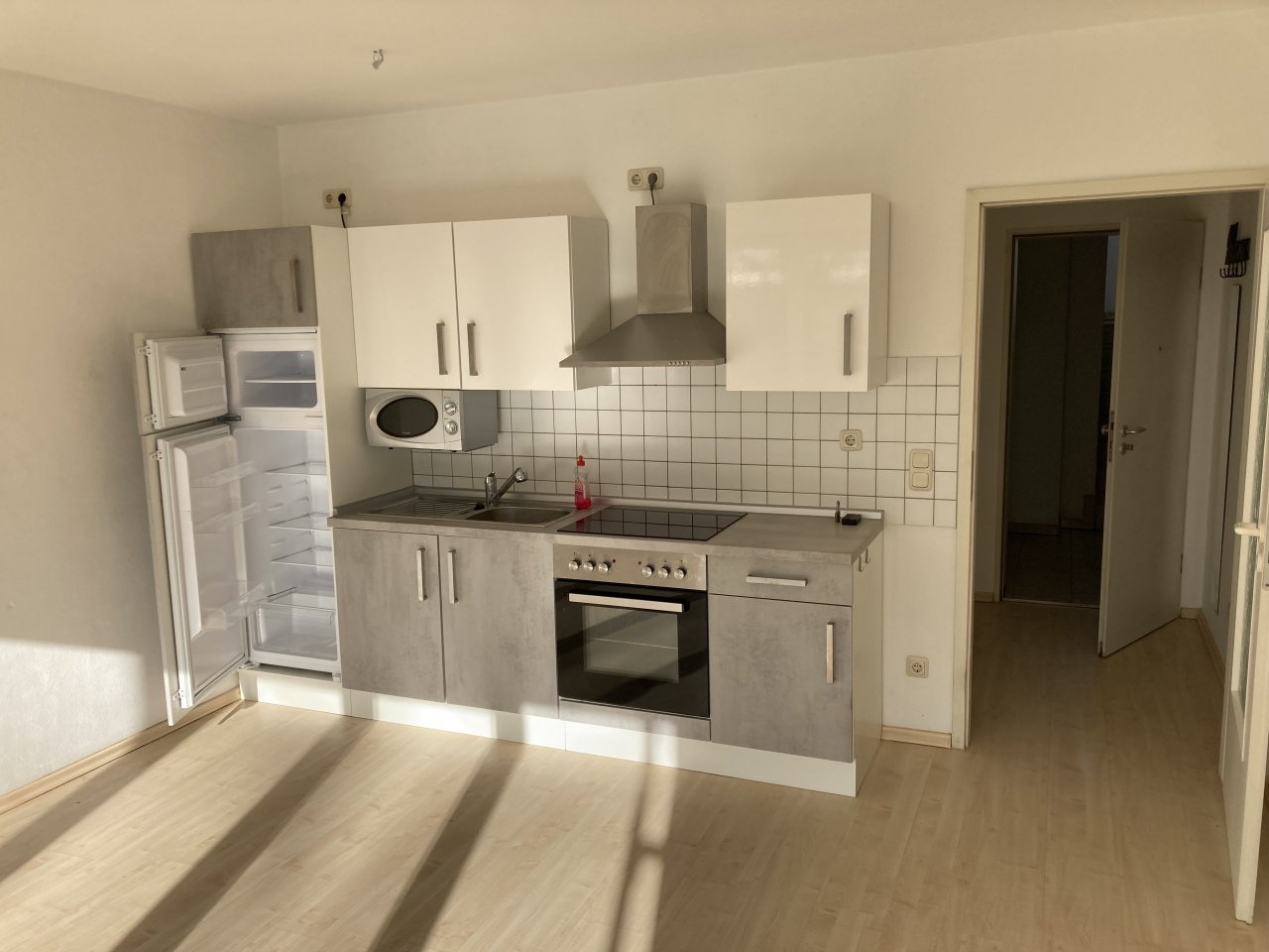 Ab 01.08.26! 1-Raum WE mit Balkon, Einbauküche und Tiefgaragenstellplatz in ruhiger Seitenstraße