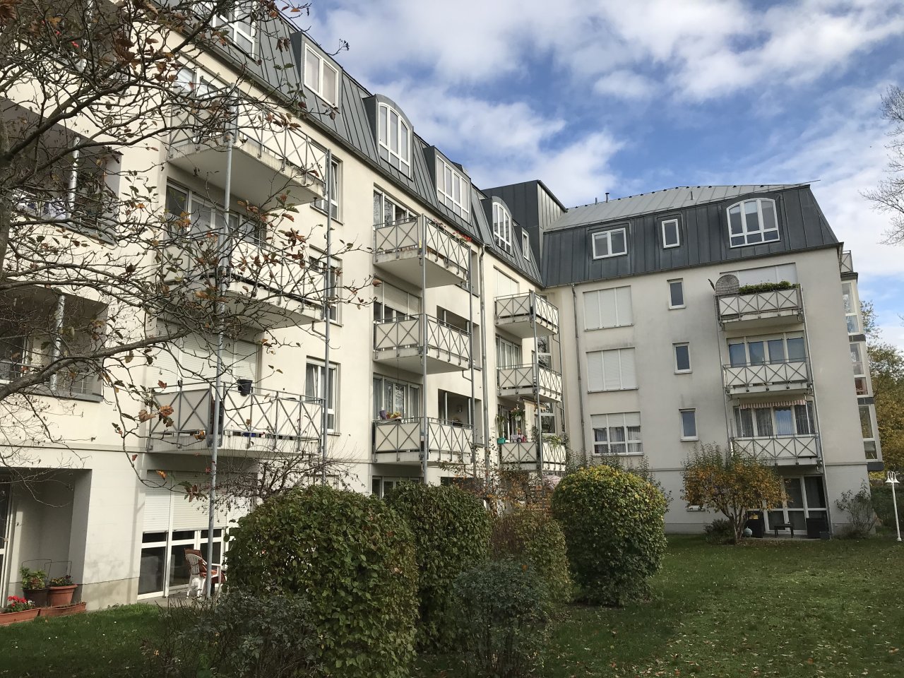 Ab 01.08.26! 1-Raum WE mit Balkon, Einbauküche und Tiefgaragenstellplatz in ruhiger Seitenstraße