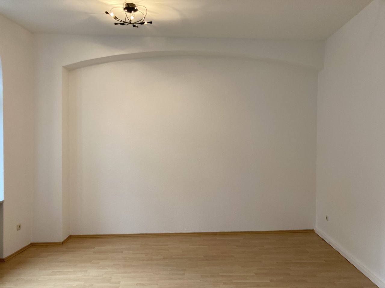 Ab 1.1.27! Zentrumsnahe, moderne Büroräume mit Balkon u. zwei Carport-Stellplätzen!