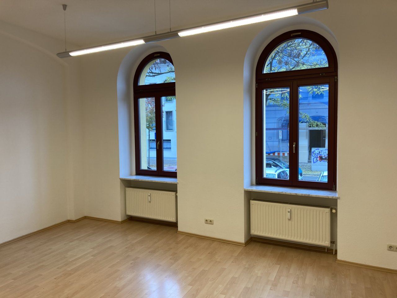 Ab 1.1.27! Zentrumsnahe, moderne Büroräume mit Balkon u. zwei Carport-Stellplätzen!