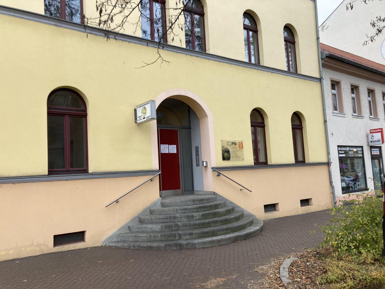 Ab 1.1.27! Zentrumsnahe, moderne Büroräume mit Balkon u. zwei Carport-Stellplätzen!