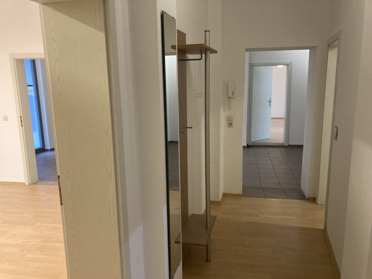 Ab 1.1.27! Zentrumsnahe, moderne Büroräume mit Balkon u. zwei Carport-Stellplätzen!