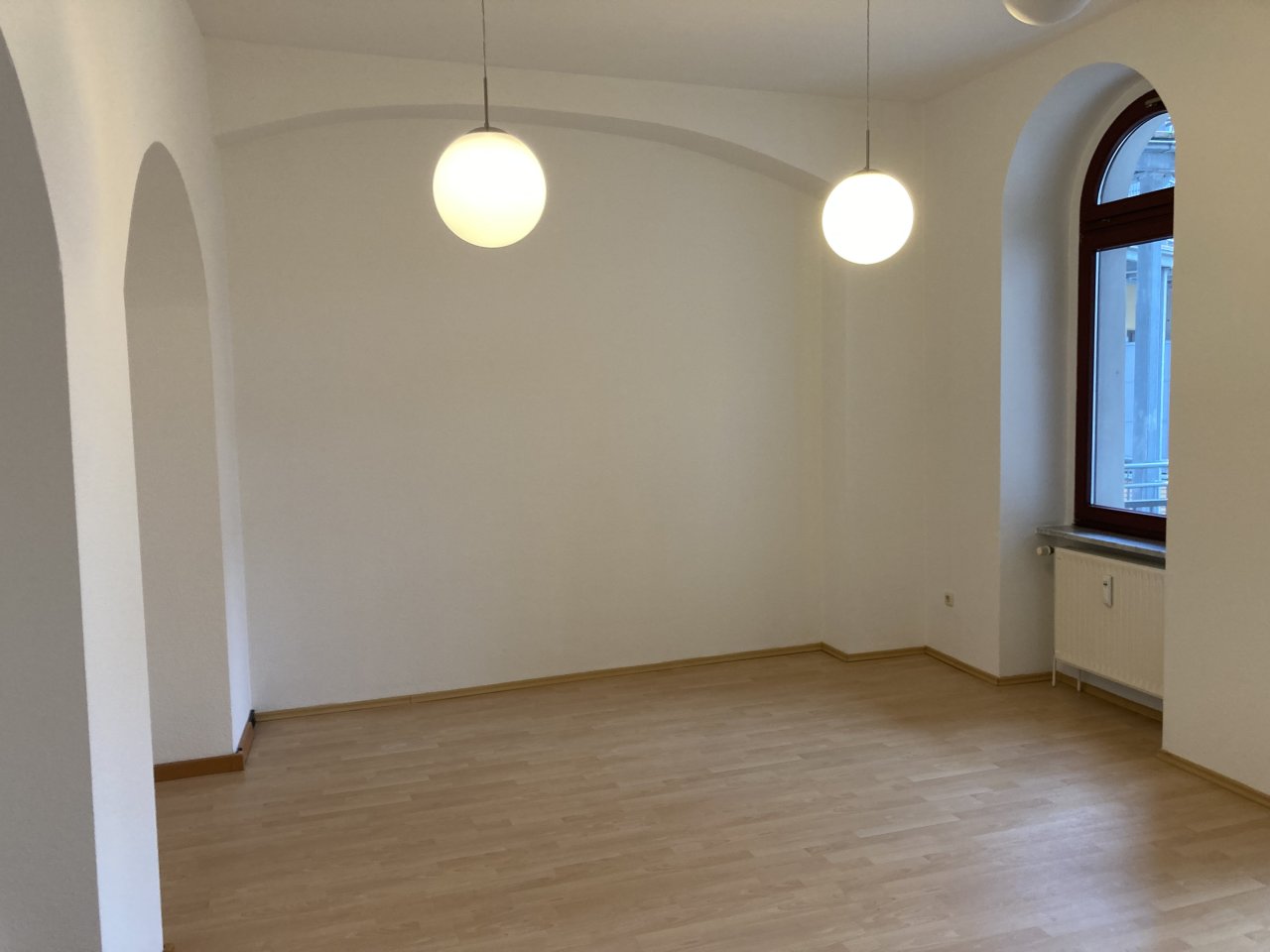 Ab 1.1.27! Zentrumsnahe, moderne Büroräume mit Balkon u. zwei Carport-Stellplätzen!