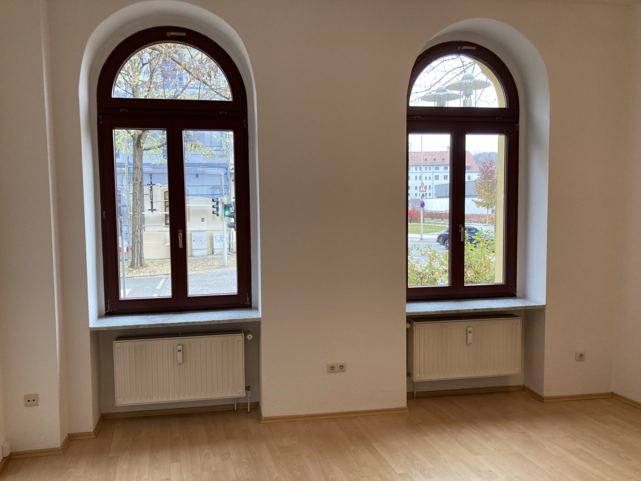 Ab 1.1.27! Zentrumsnahe, moderne Büroräume mit Balkon u. zwei Carport-Stellplätzen!