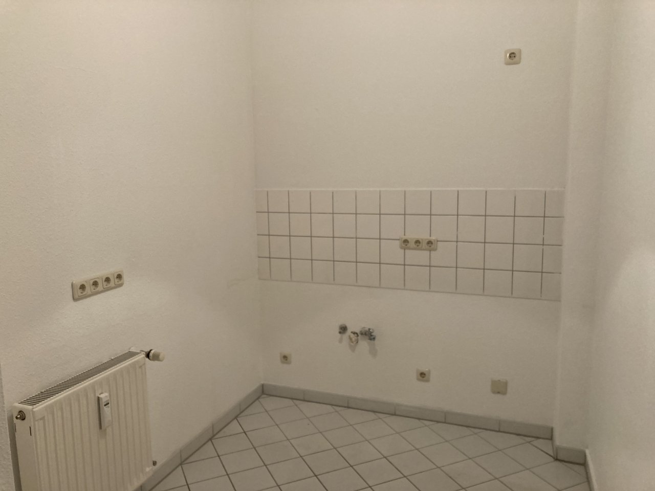Ab 1.1.27! Zentrumsnahe, moderne Büroräume mit Balkon u. zwei Carport-Stellplätzen!
