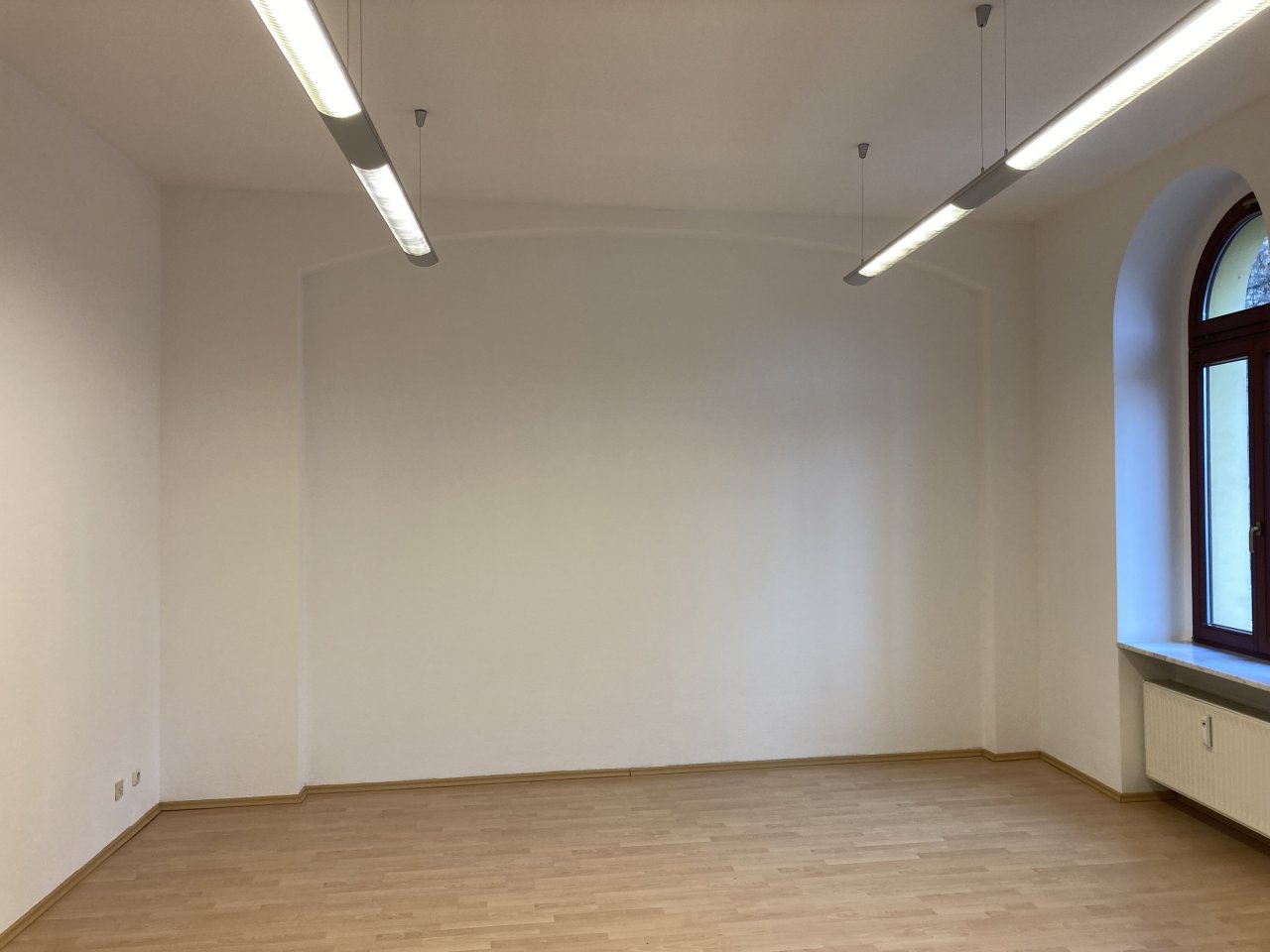 Ab 1.1.27! Zentrumsnahe, moderne Büroräume mit Balkon u. zwei Carport-Stellplätzen!