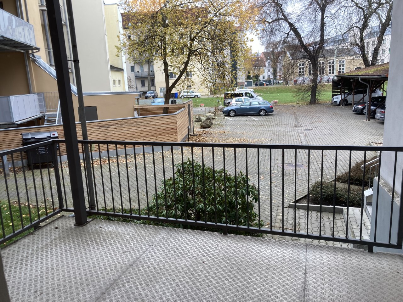 Ab 1.1.27! Zentrumsnahe, moderne Büroräume mit Balkon u. zwei Carport-Stellplätzen!