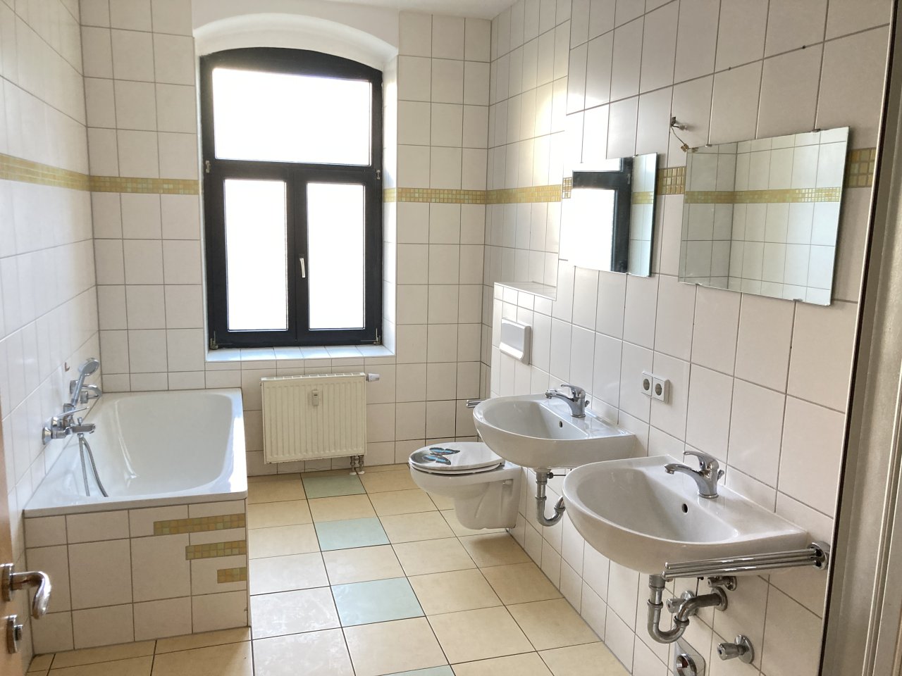 Ab 1.12.! 4-Raum-Wohnung mit Tageslichtbad, Terrasse und Carportstellpl.!