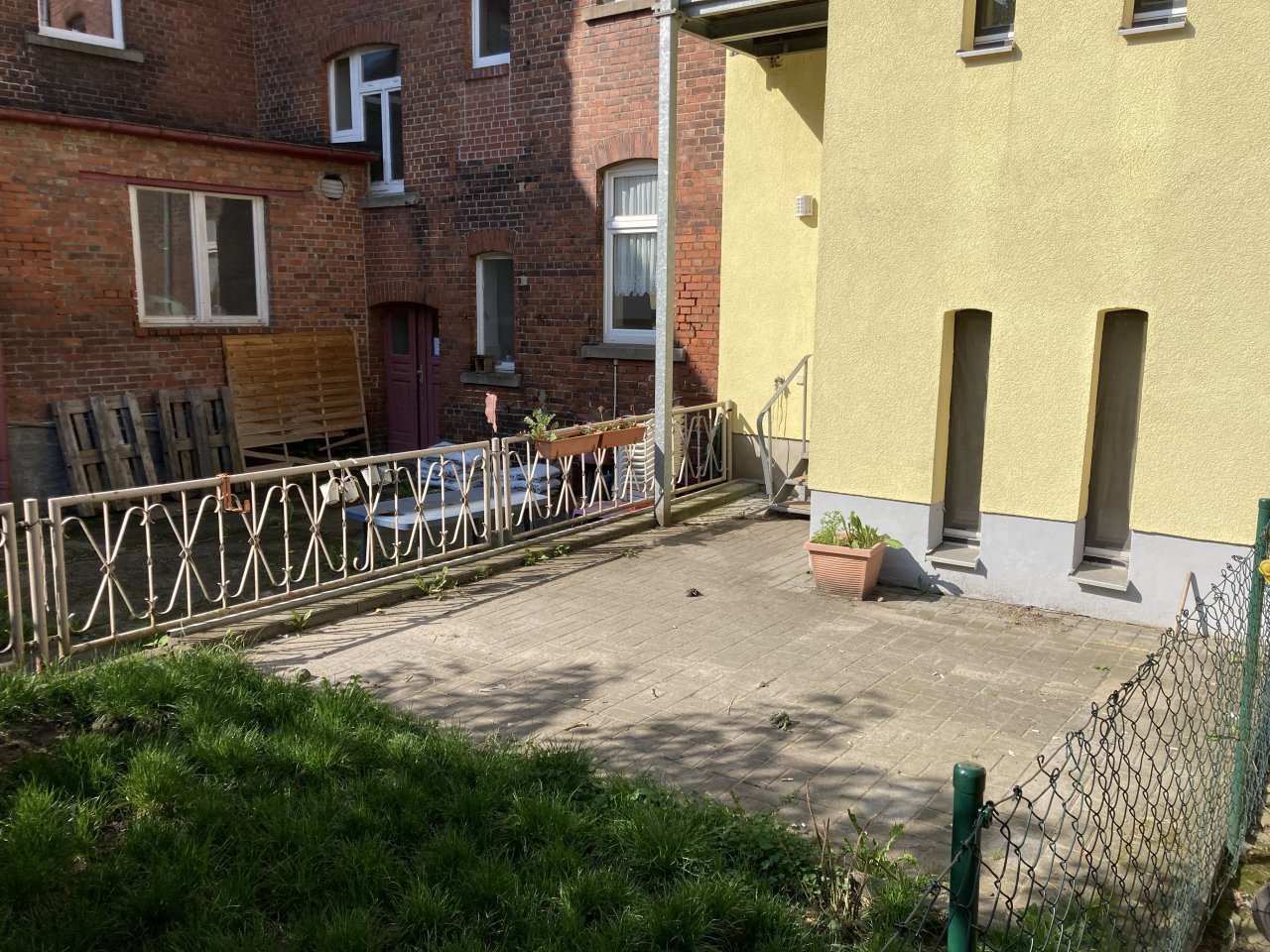 Ab 1.12.! 4-Raum-Wohnung mit Tageslichtbad, Terrasse und Carportstellpl.!