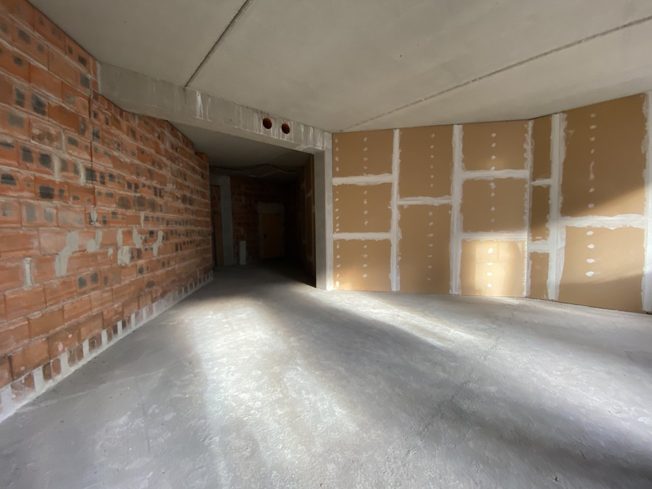 Geschäftshaus im Zentrum von Oelsnitz/V., ca. 3.800 m² Nutzfläche, san-bed. TG, 77 Stpl., Aufzug