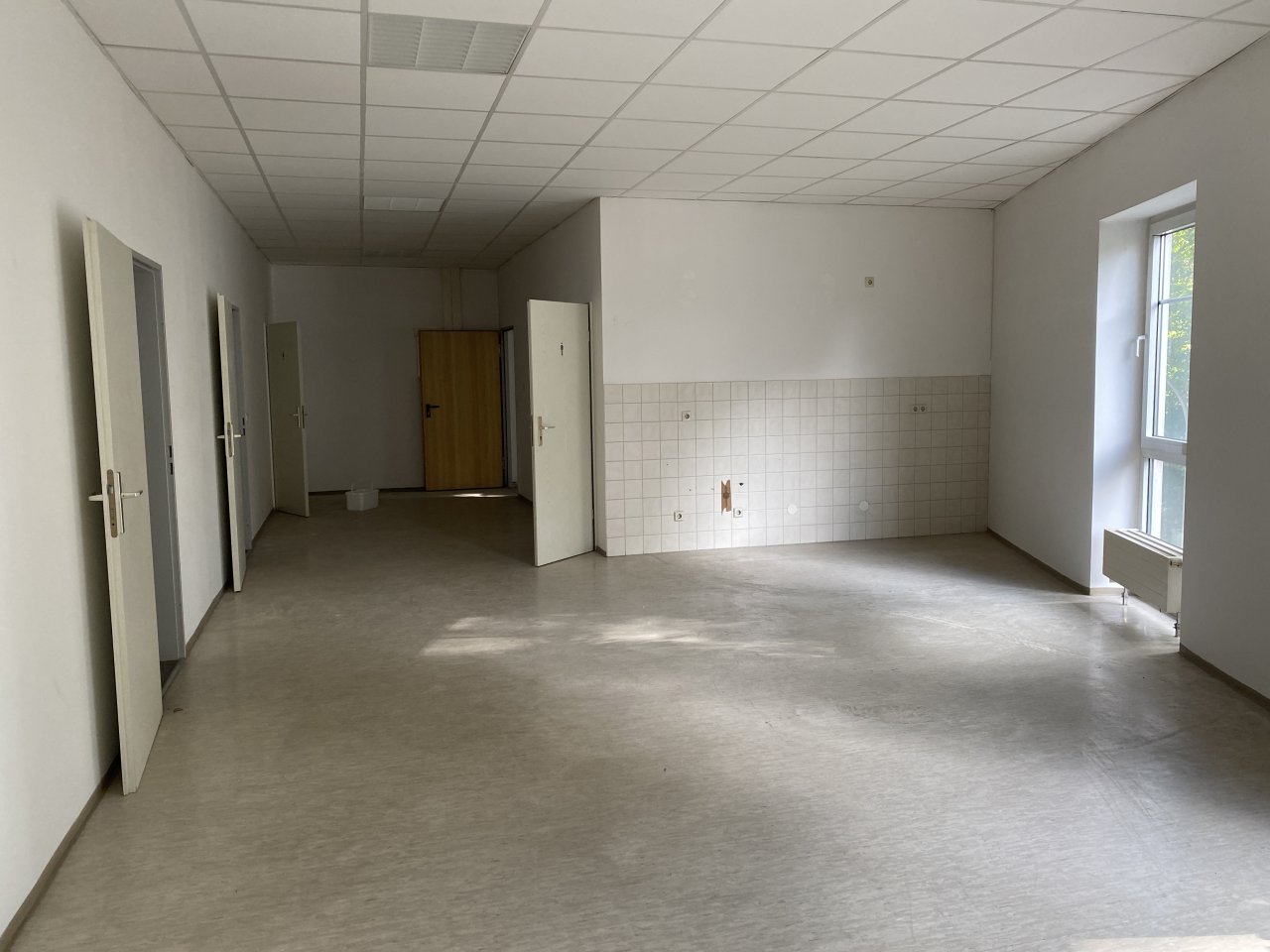 Geschäftshaus im Zentrum von Oelsnitz/V., ca. 3.800 m² Nutzfläche, san-bed. TG, 77 Stpl., Aufzug