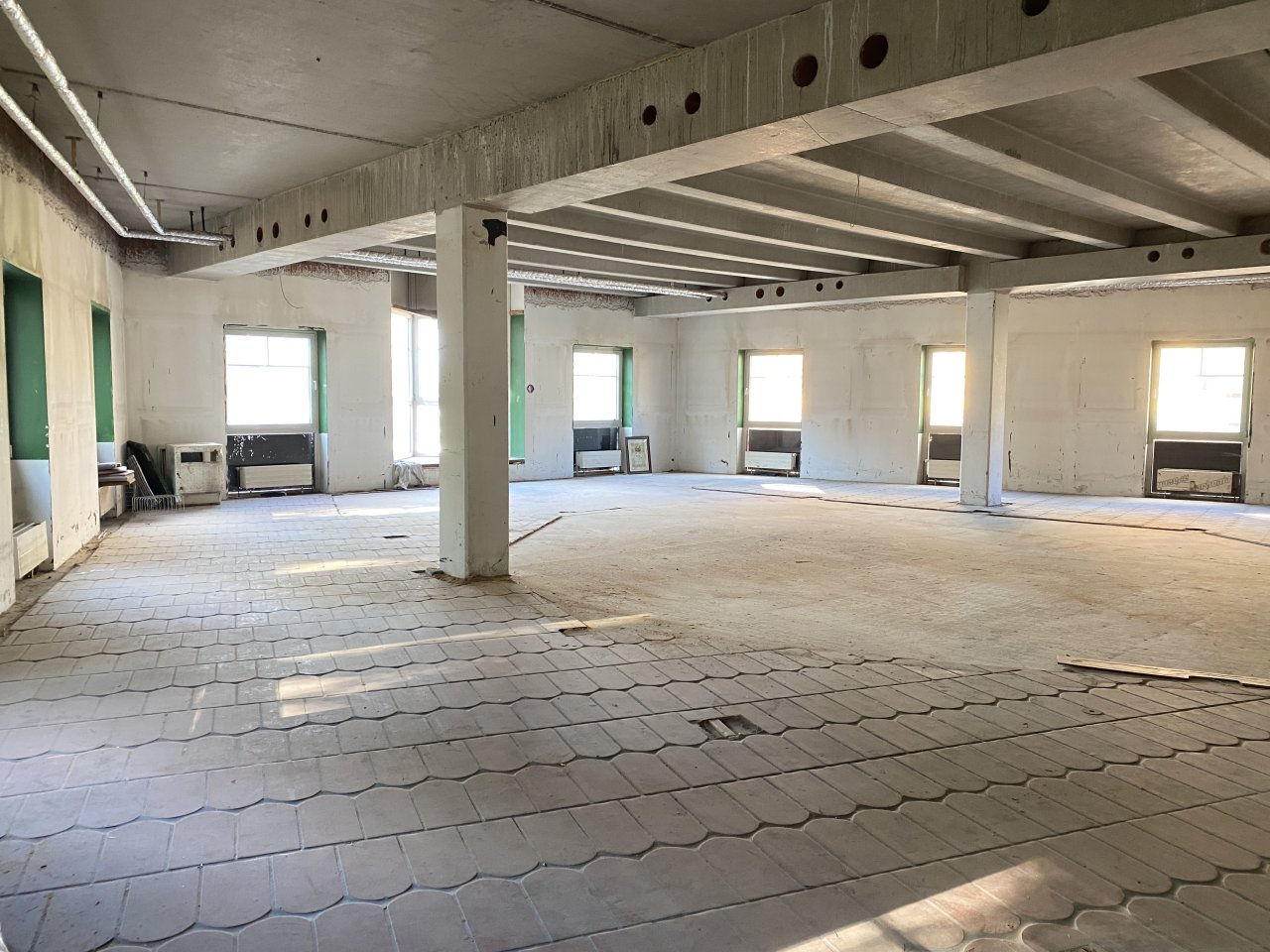 Geschäftshaus im Zentrum von Oelsnitz/V., ca. 3.800 m² Nutzfläche, san-bed. TG, 77 Stpl., Aufzug