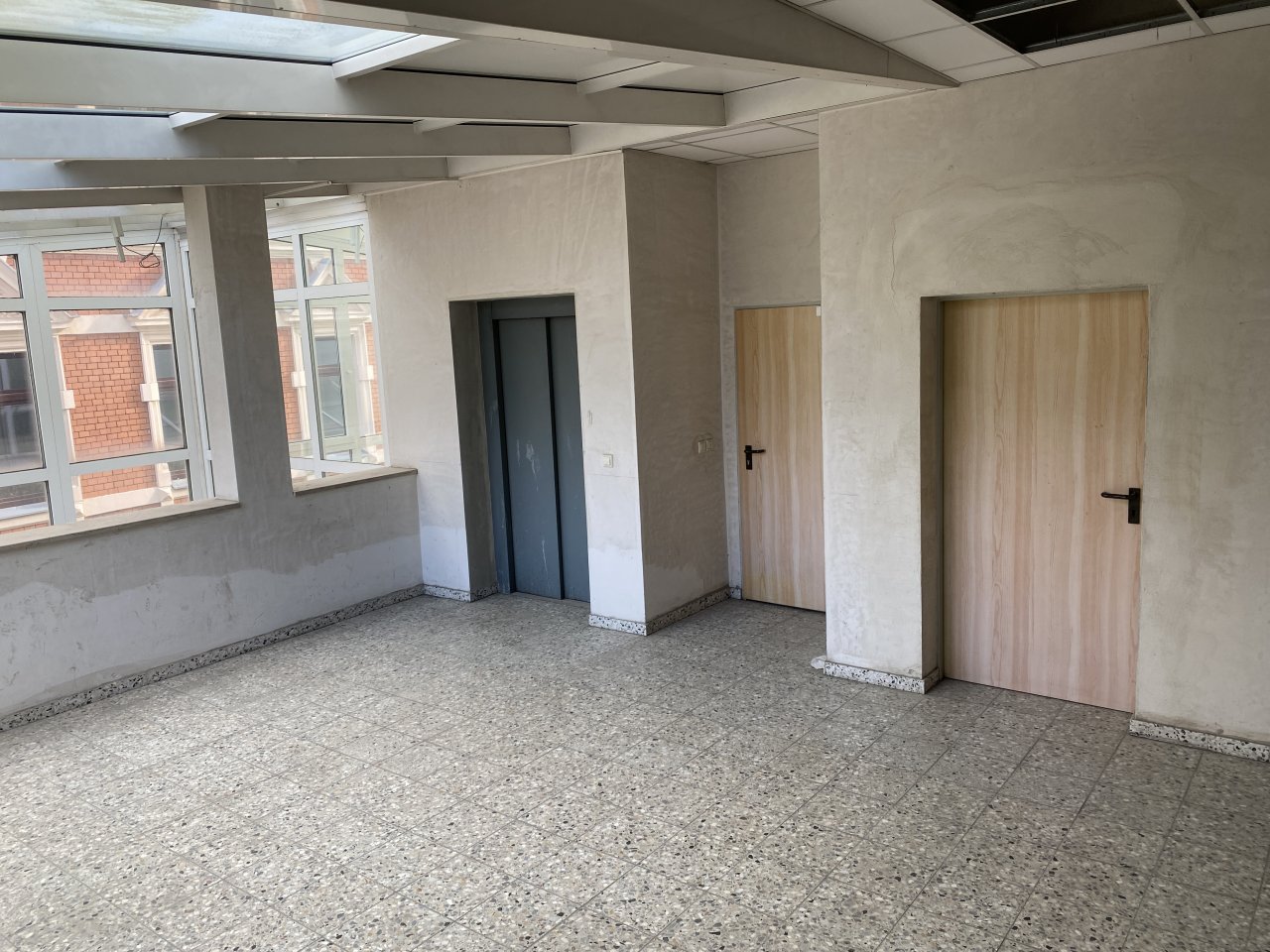 Geschäftshaus im Zentrum von Oelsnitz/V., ca. 3.800 m² Nutzfläche, san-bed. TG, 77 Stpl., Aufzug