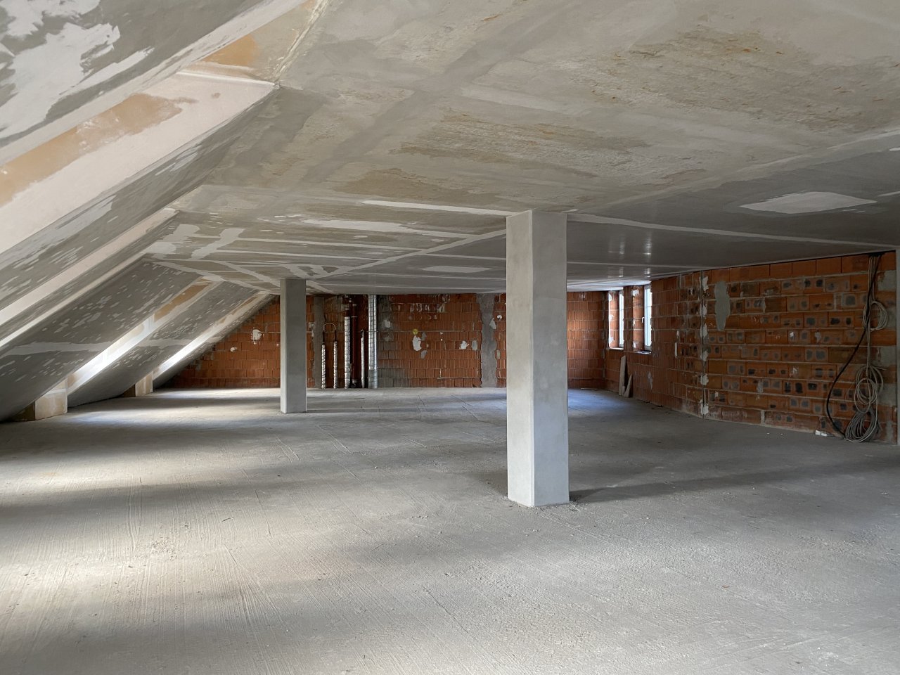 Geschäftshaus im Zentrum von Oelsnitz/V., ca. 3.800 m² Nutzfläche, san-bed. TG, 77 Stpl., Aufzug