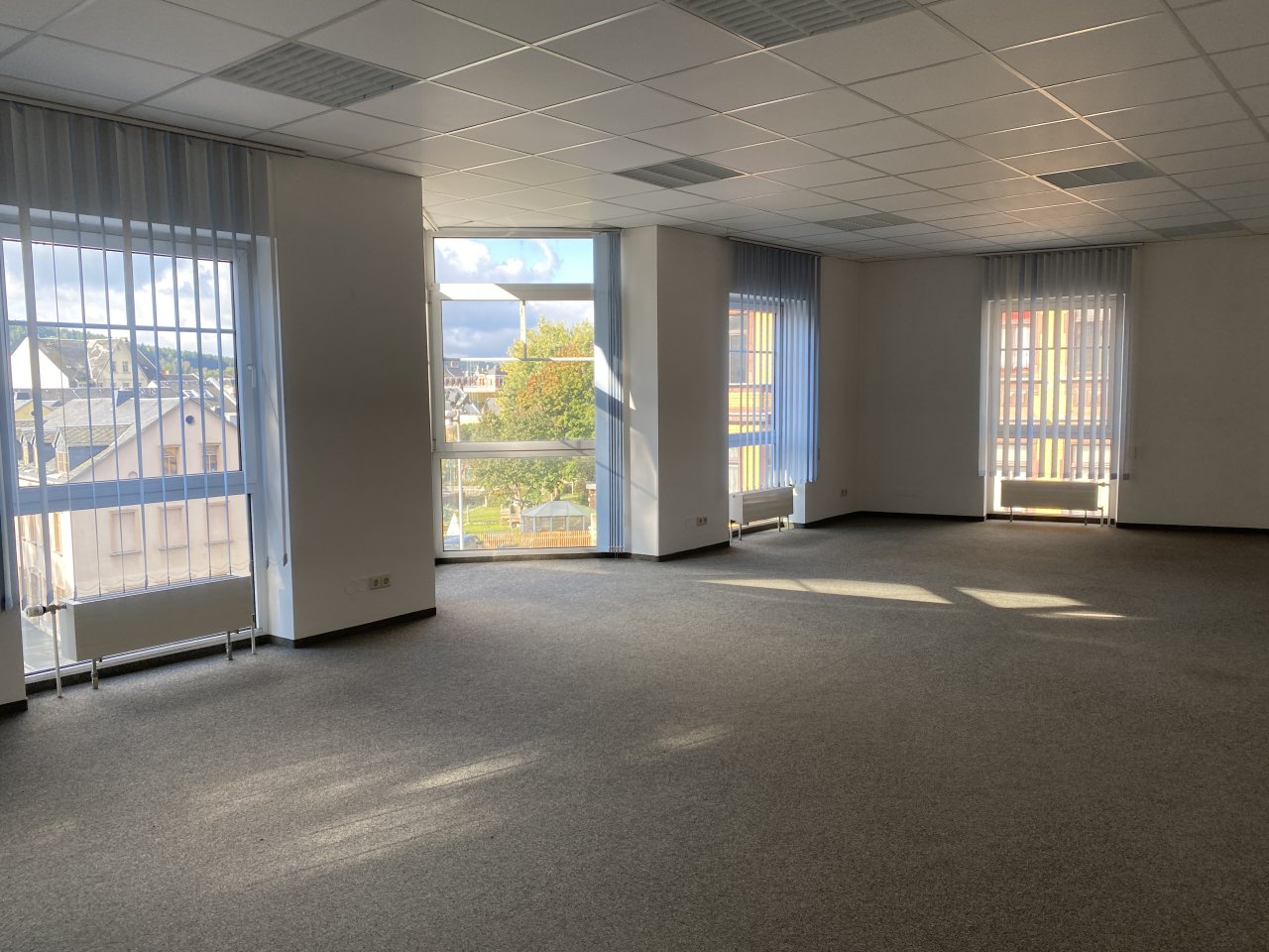 Geschäftshaus im Zentrum von Oelsnitz/V., ca. 3.800 m² Nutzfläche, san-bed. TG, 77 Stpl., Aufzug