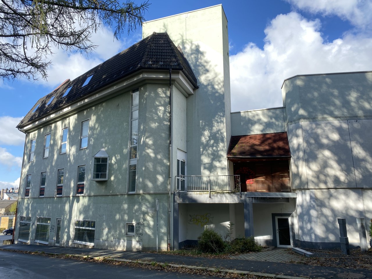 Geschäftshaus im Zentrum von Oelsnitz/V., ca. 3.800 m² Nutzfläche, san-bed. TG, 77 Stpl., Aufzug