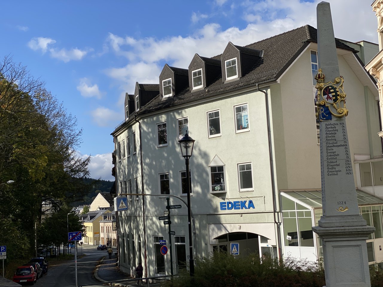 Geschäftshaus im Zentrum von Oelsnitz/V., ca. 3.800 m² Nutzfläche, san-bed. TG, 77 Stpl., Aufzug