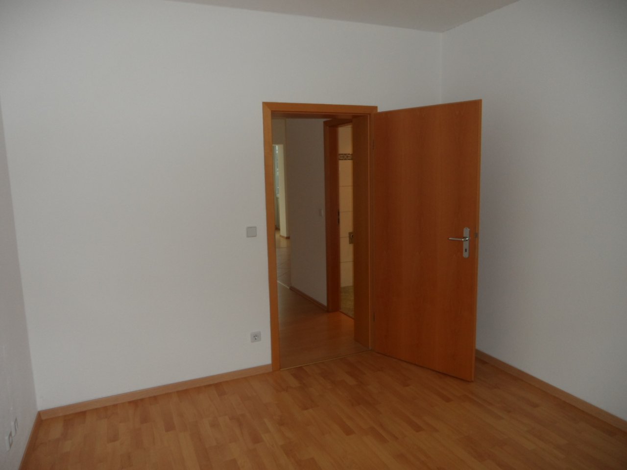 Zwickau-Innenstadt! Helle 2RW im 2. OG, Wintergarten, Laminat, alles fußläufig erreichbar