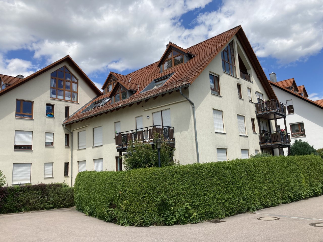 Ab 1.11.! Wohnen im Grünen - 2-Zimmer-Maisonette mit Loggia und Garage!