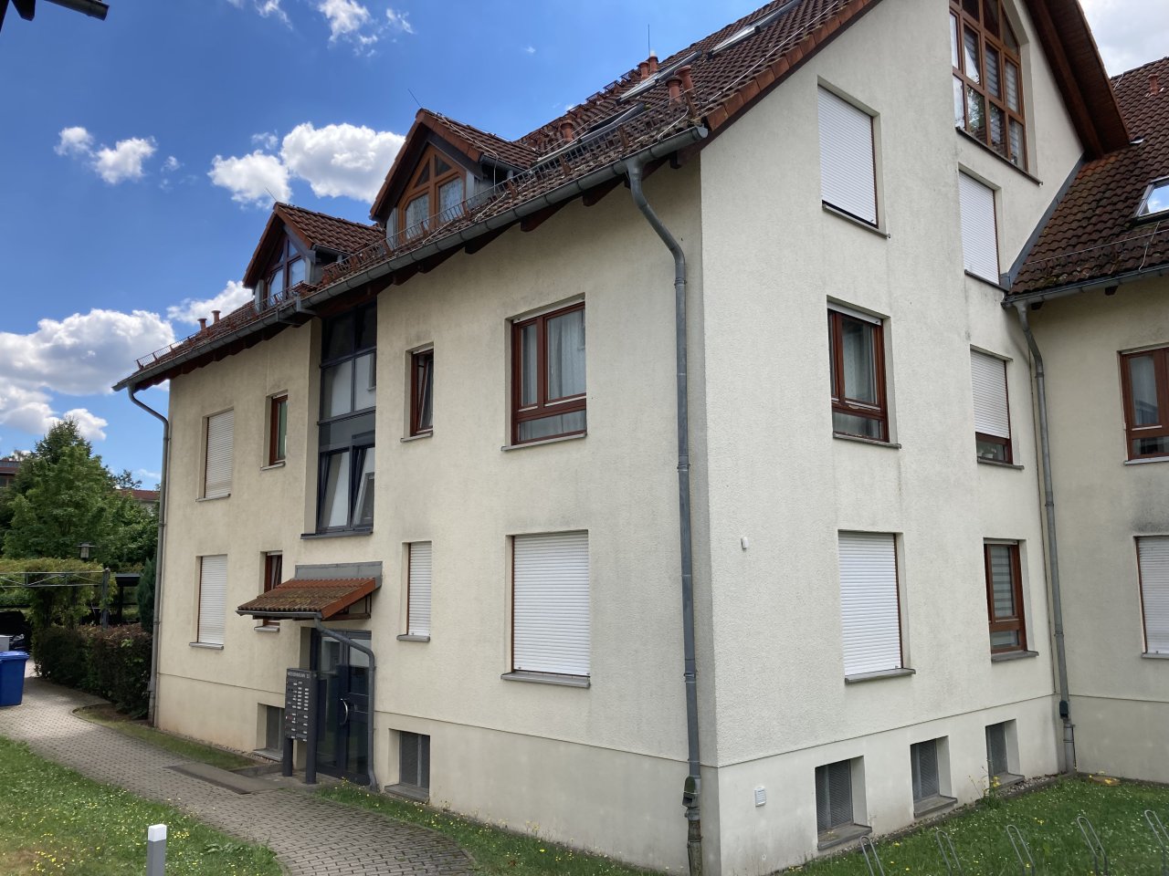 Ab 1.11.! Wohnen im Grünen - 2-Zimmer-Maisonette mit Loggia und Garage!