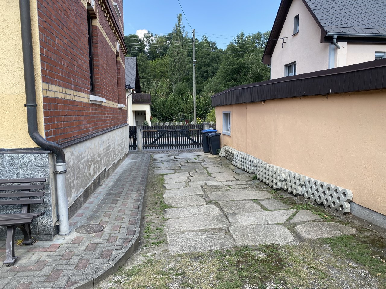 Sanierungsbedürftiges, kleines MFH, Ausbaupotenzial im DG, schönes Grundstück!