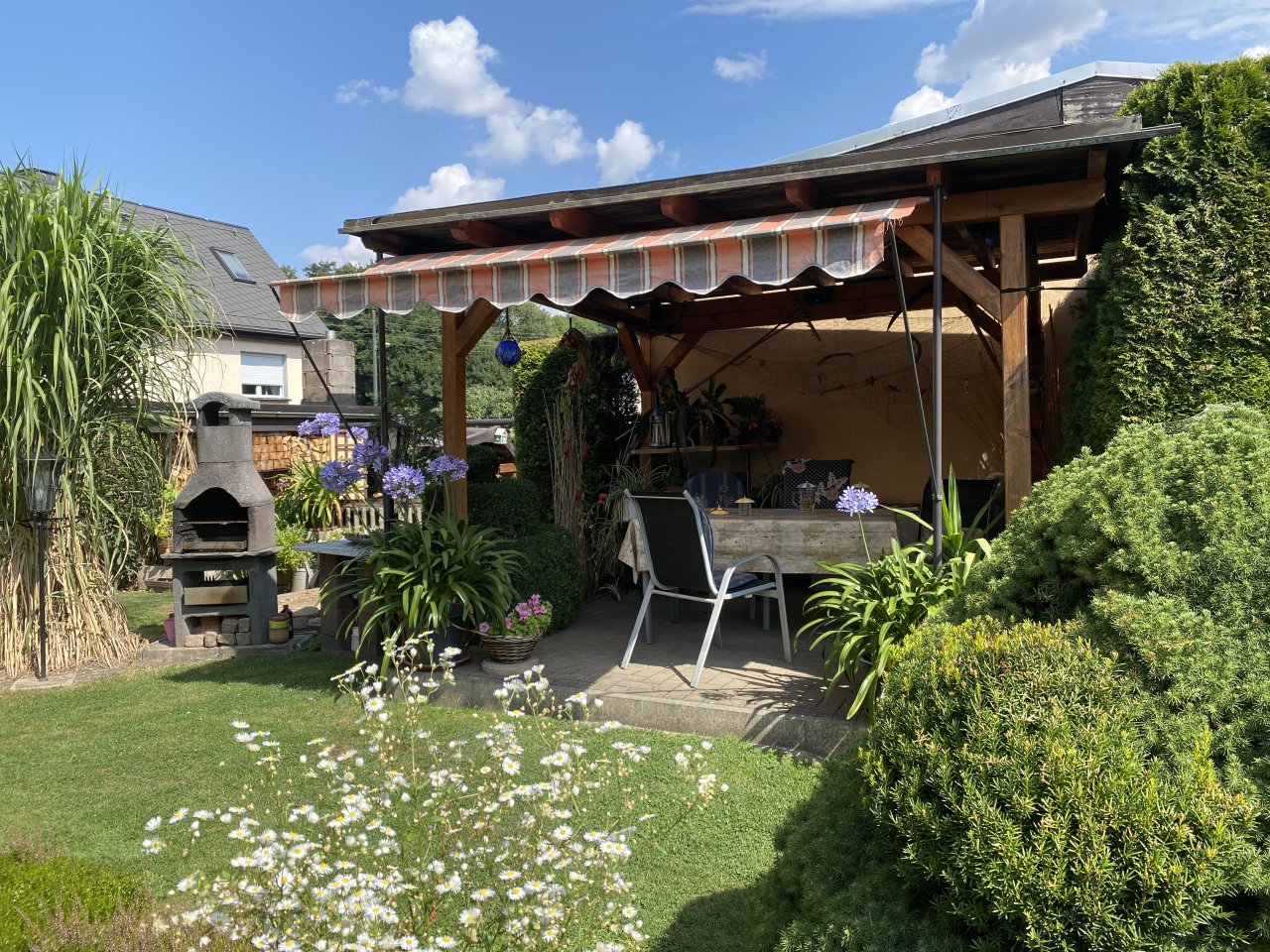 Sanierungsbedürftiges, kleines MFH, Ausbaupotenzial im DG, schönes Grundstück!