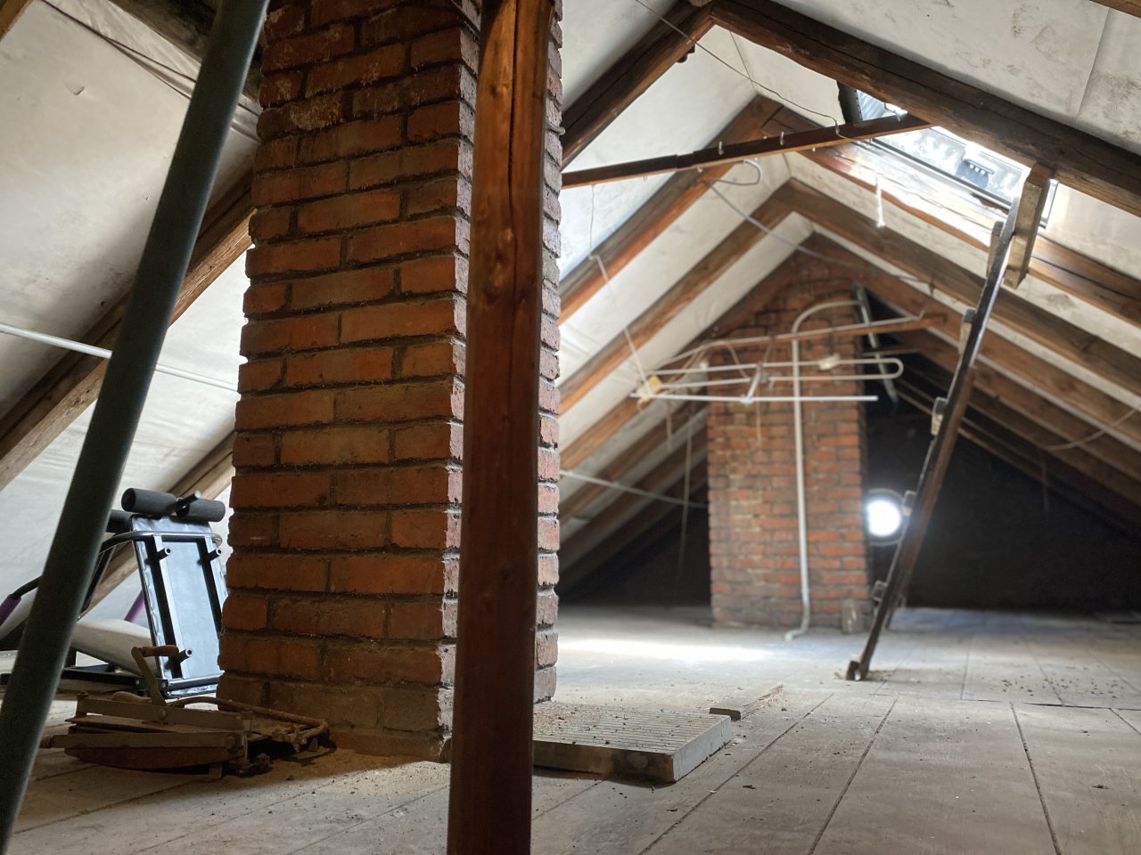 Sanierungsbedürftiges, kleines MFH, Ausbaupotenzial im DG, schönes Grundstück!