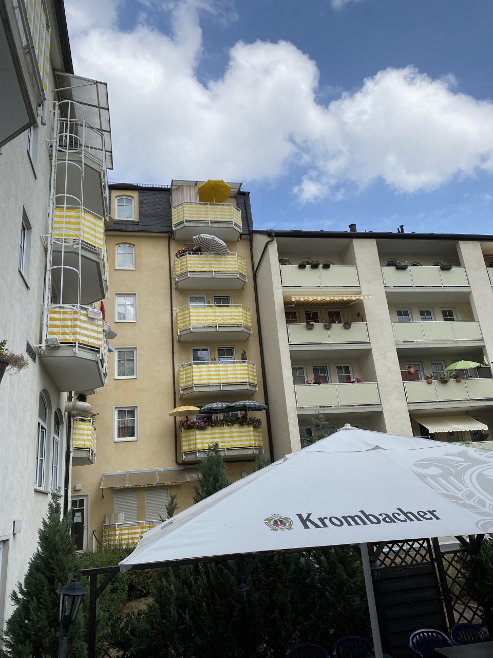 Vermietetes Restaurant mit Gastgarten + 3 Apartments, inkl. 4 TG-Stellplätze 