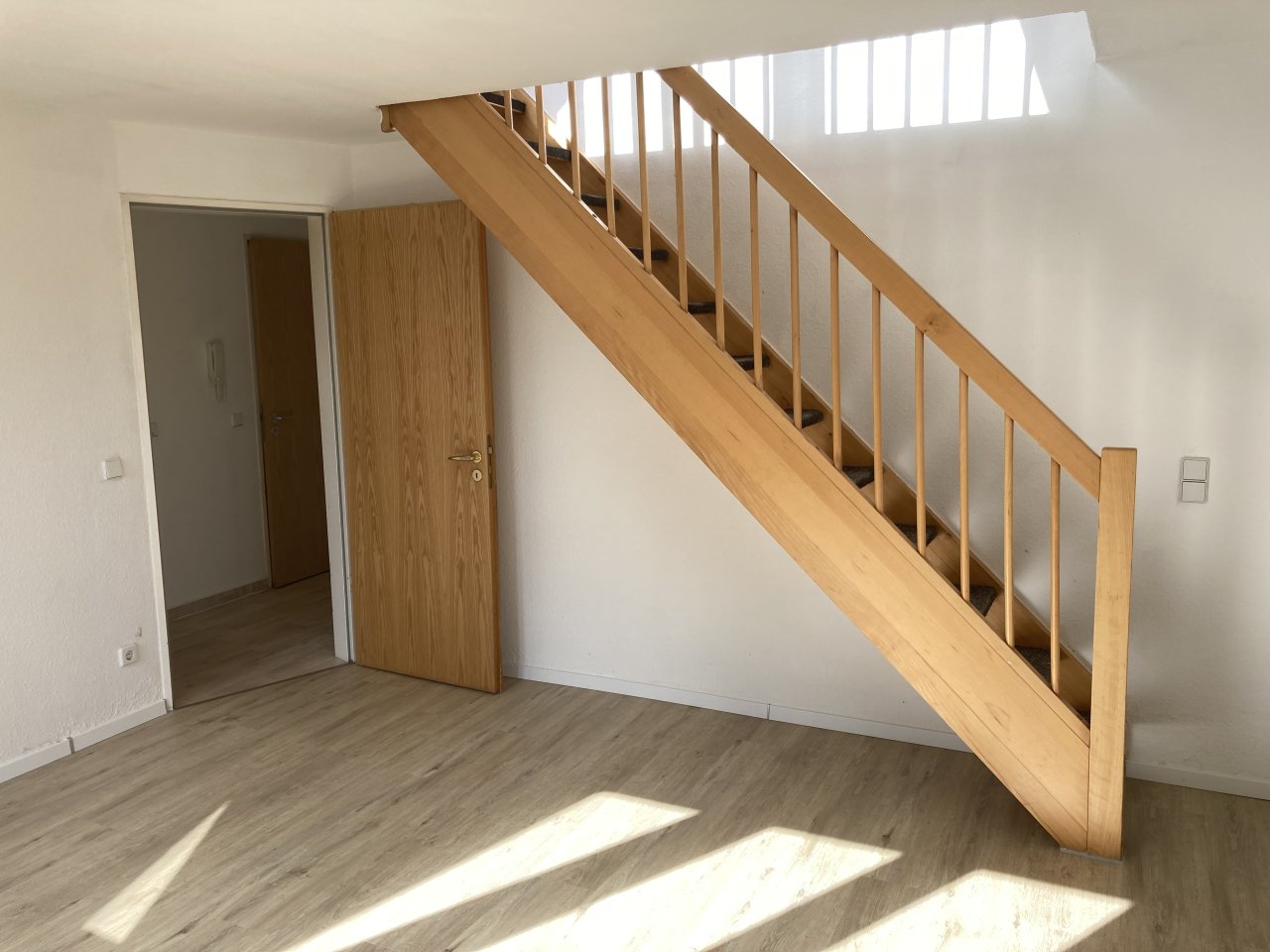 Ab 1.11.! Wohnen im Grünen - 2-Zimmer-Maisonette mit Loggia und Garage!