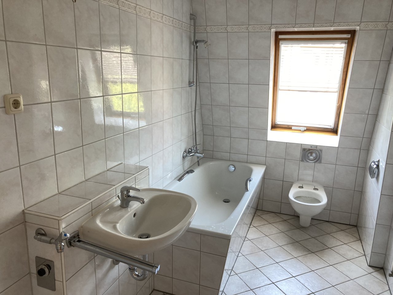 Fraureuth, schöne 3-Zimmer Dachgeschoßwohnung mit Balkon, Stellplatz optional