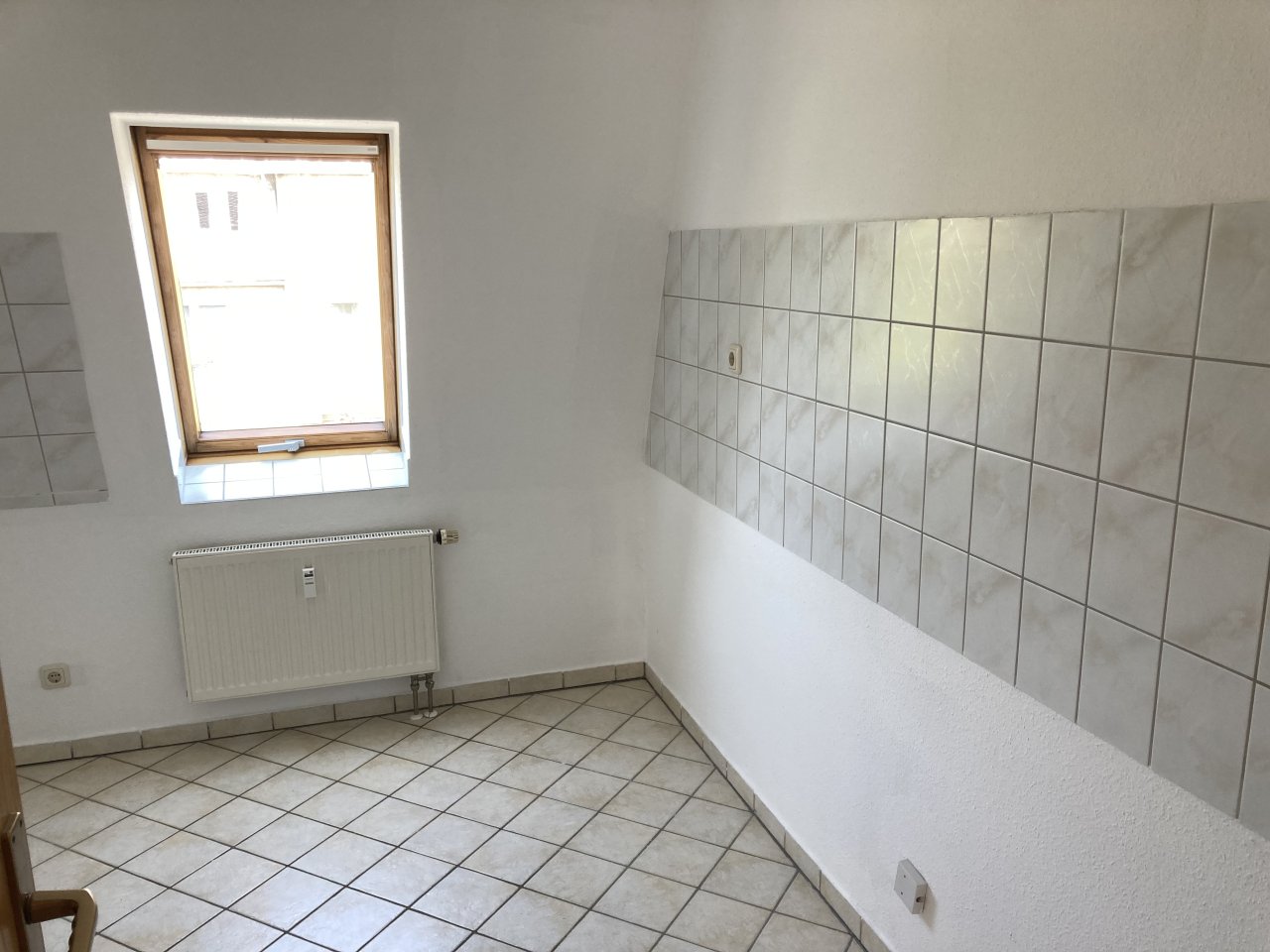 Fraureuth, schöne 3-Zimmer Dachgeschoßwohnung mit Balkon, Stellplatz optional