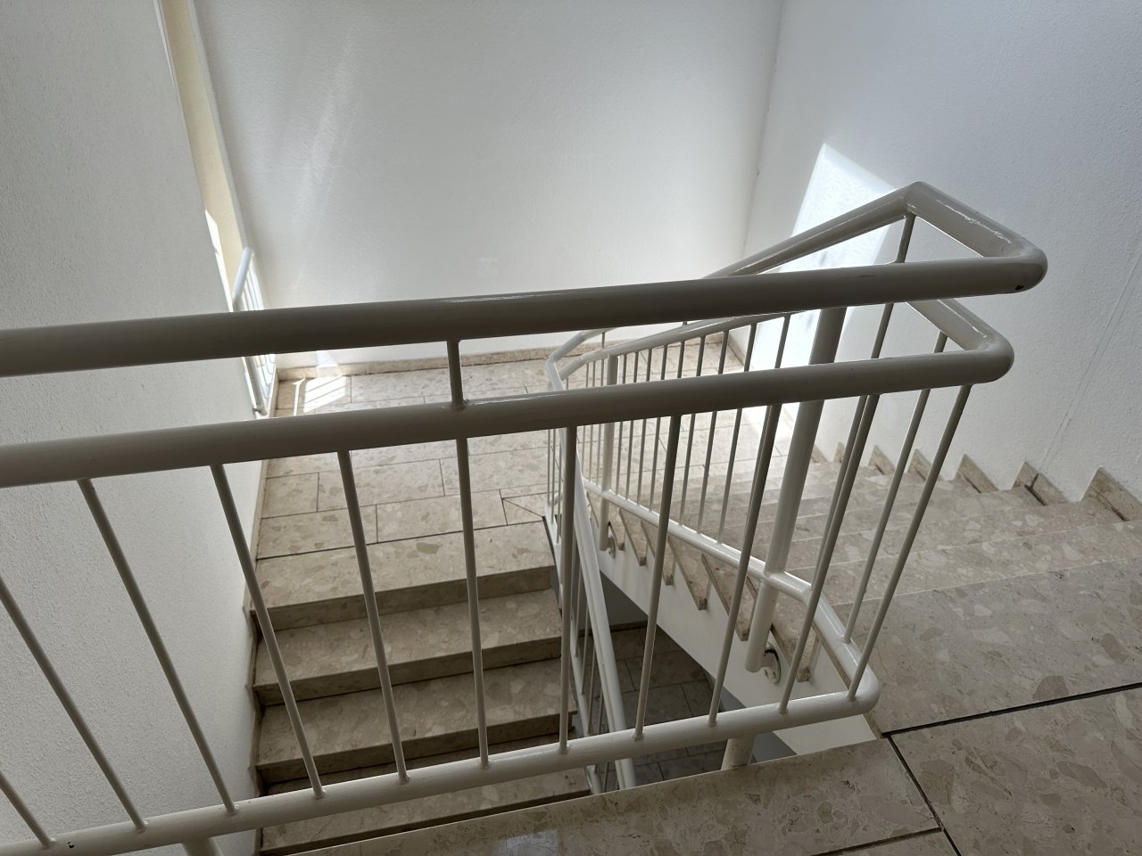 Vermietete 2 Zi. Wohnung, Balkon, ca. 60 m², TG-Stellplatz, idyllische Lage im Grünen