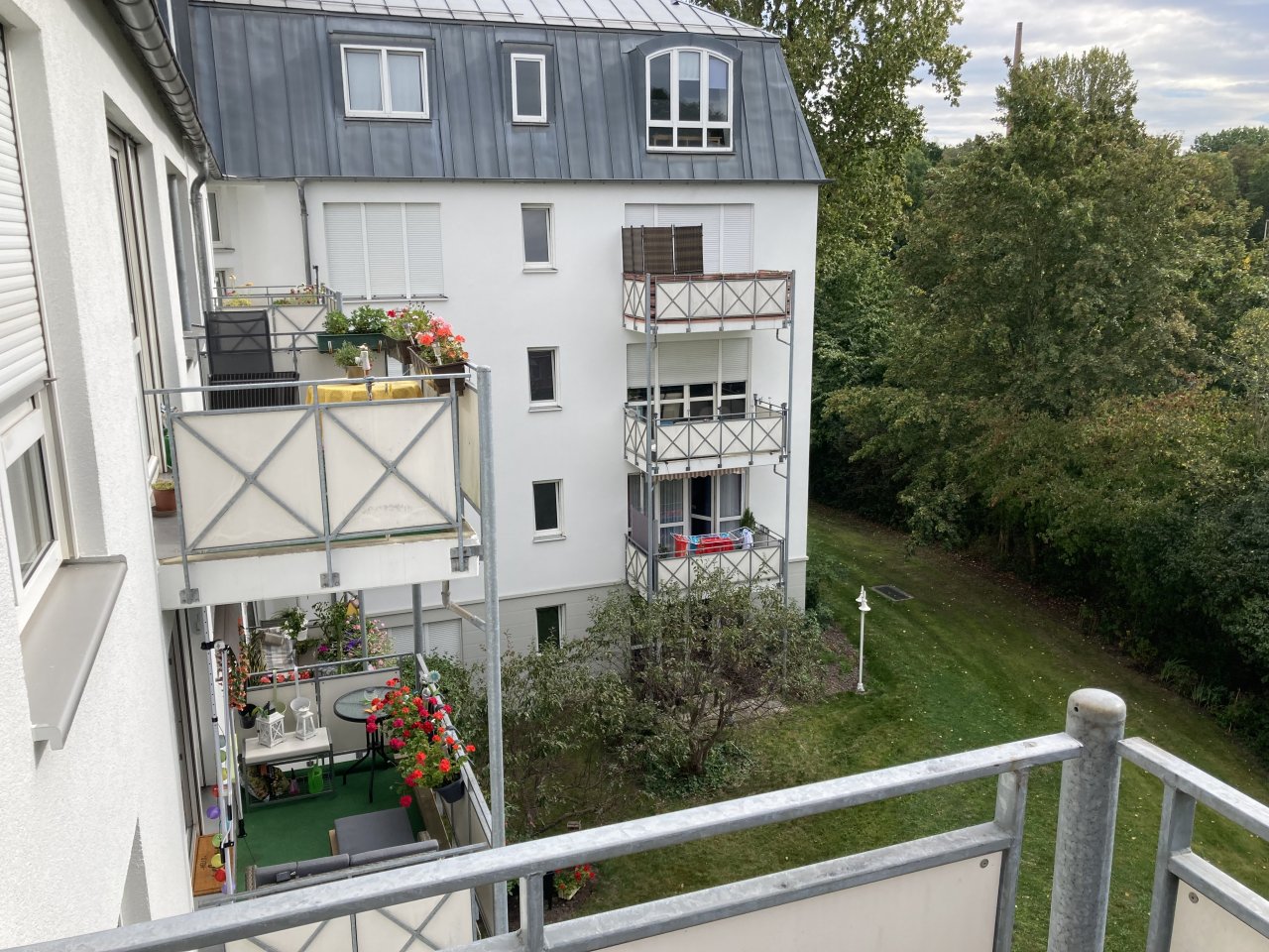 Ab 01.08.26! 1-Raum WE mit Balkon, Einbauküche und Tiefgaragenstellplatz in ruhiger Seitenstraße
