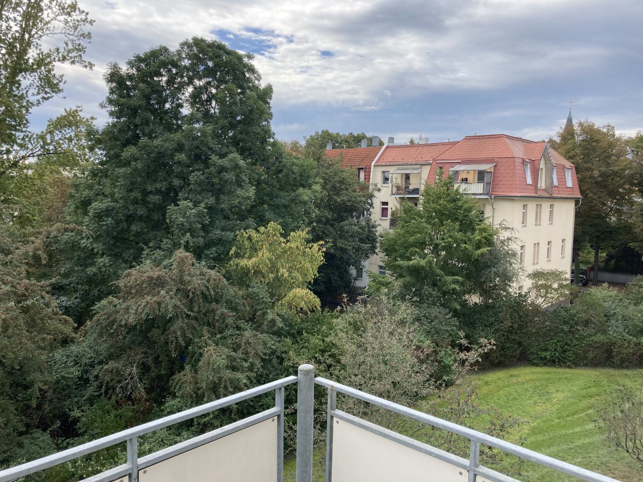 Ab 01.08.26! 1-Raum WE mit Balkon, Einbauküche und Tiefgaragenstellplatz in ruhiger Seitenstraße
