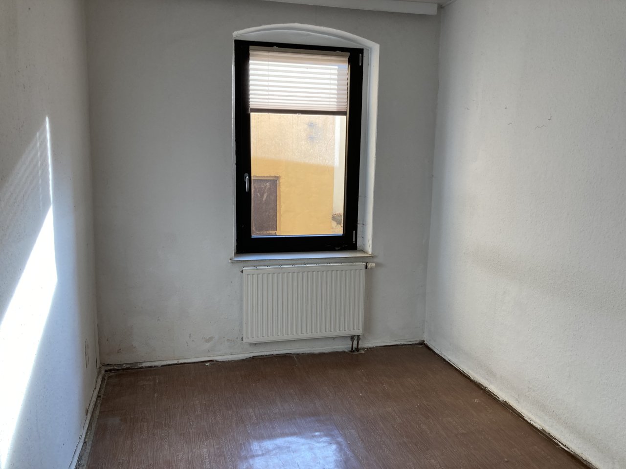 Sanierungsbedürftiges, kleines MFH, Ausbaupotenzial im DG, schönes Grundstück!