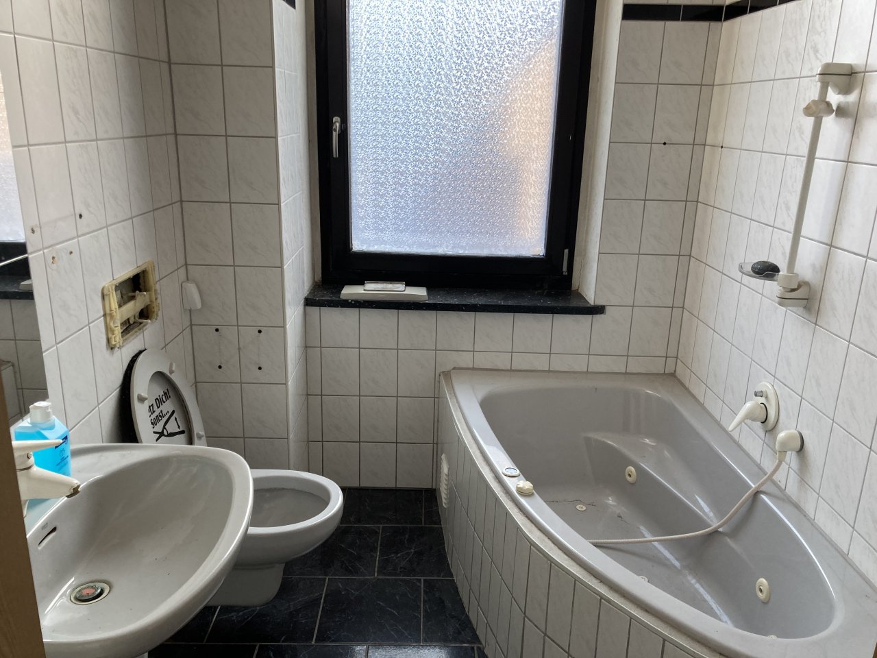 Sanierungsbedürftiges, kleines MFH, Ausbaupotenzial im DG, schönes Grundstück!