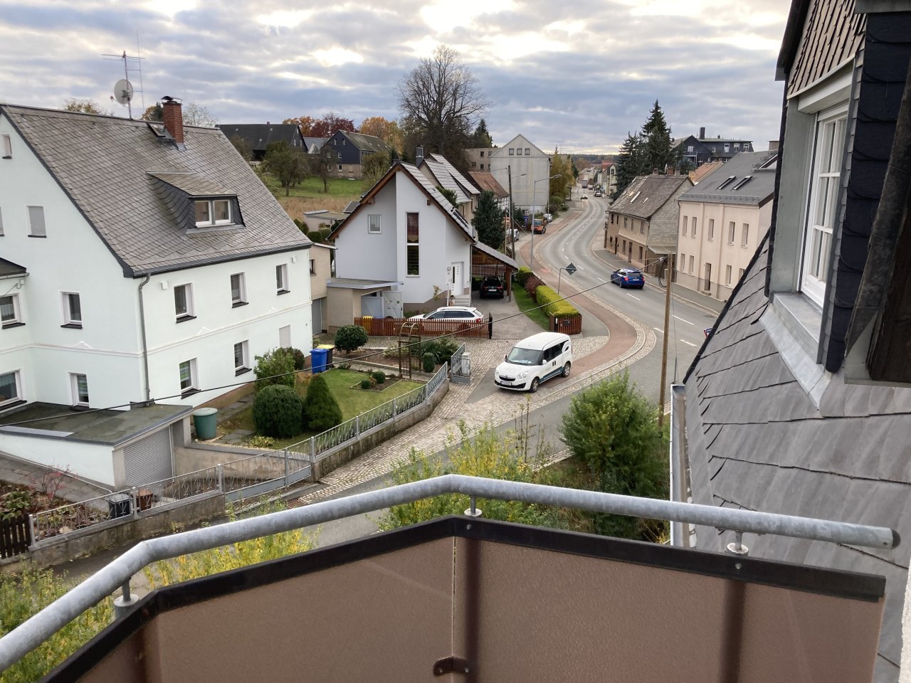 Fraureuth: *Schöne 3-Raumwohnung mit Balkon und Carport-Stellplatz optional!*