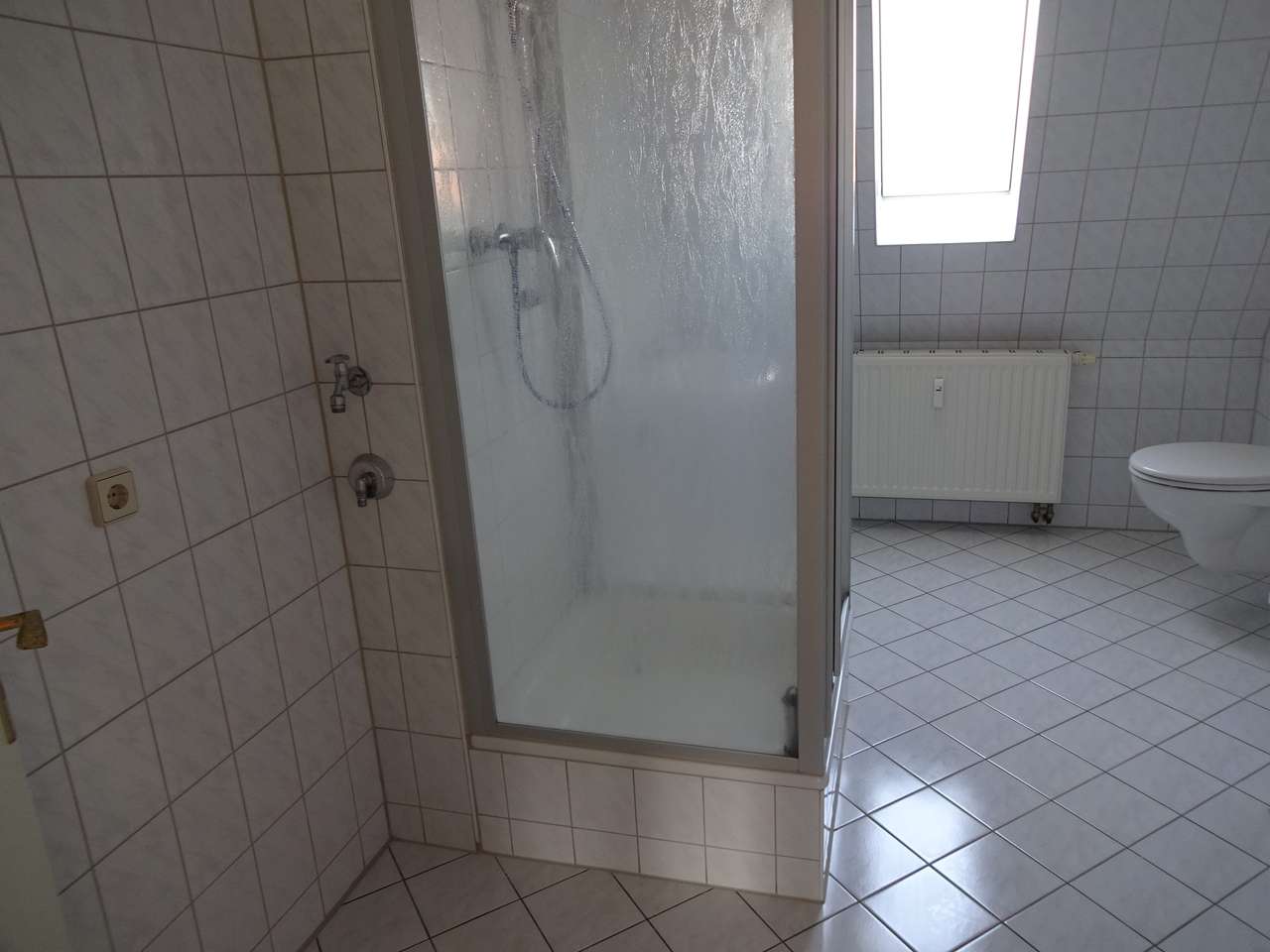AB 01.06.26 !!! Großes Dachgeschoss-Apartment in Pölbitz mit Einbauküche und Stellplatz