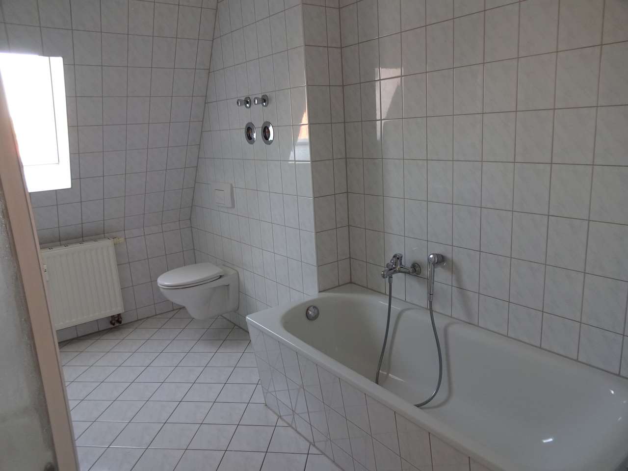 AB 01.06.26 !!! Großes Dachgeschoss-Apartment in Pölbitz mit Einbauküche und Stellplatz