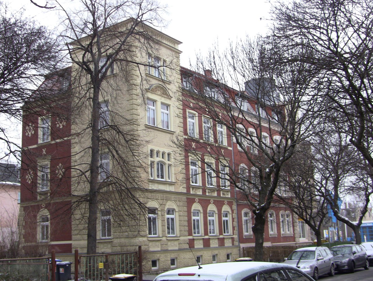 AB 01.06.26 !!! Großes Dachgeschoss-Apartment in Pölbitz mit Einbauküche und Stellplatz