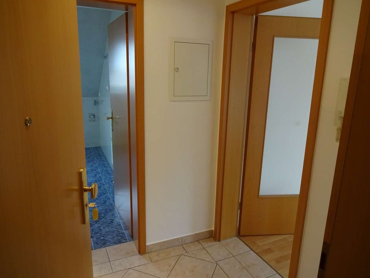 Große 1,5-Raum DG-Wohnung mit gehobener Ausstattung in Bahnhofsnähe