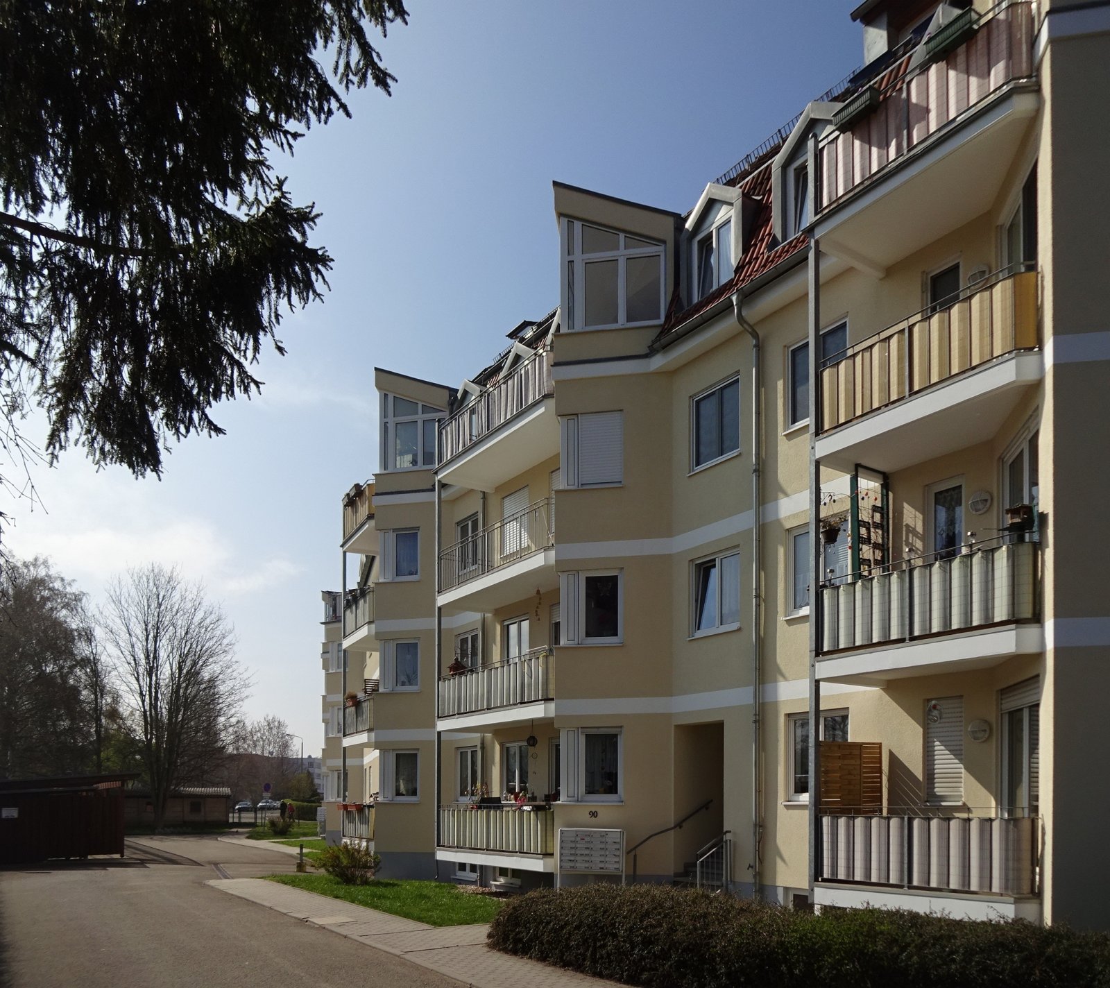 Vermietete 2-R.-DG-Whg., Loggia + TG-Stpl. + Aufzug! Laminat bzw. Fliesen, Nähe Zwickauer Mulde!