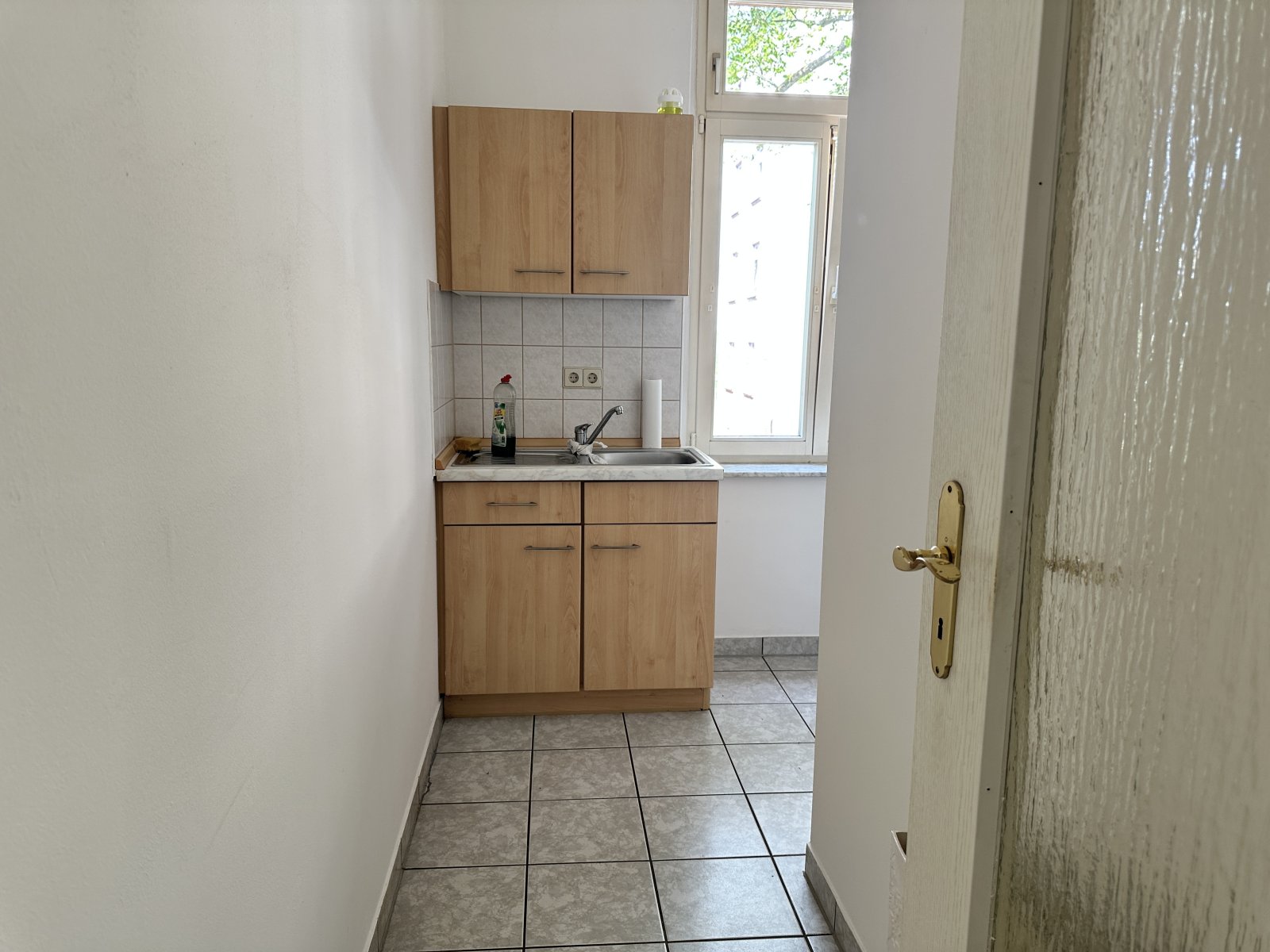 Vermietete 2-Raum-Wohnung mit Einbauküche und Tageslichtbad!