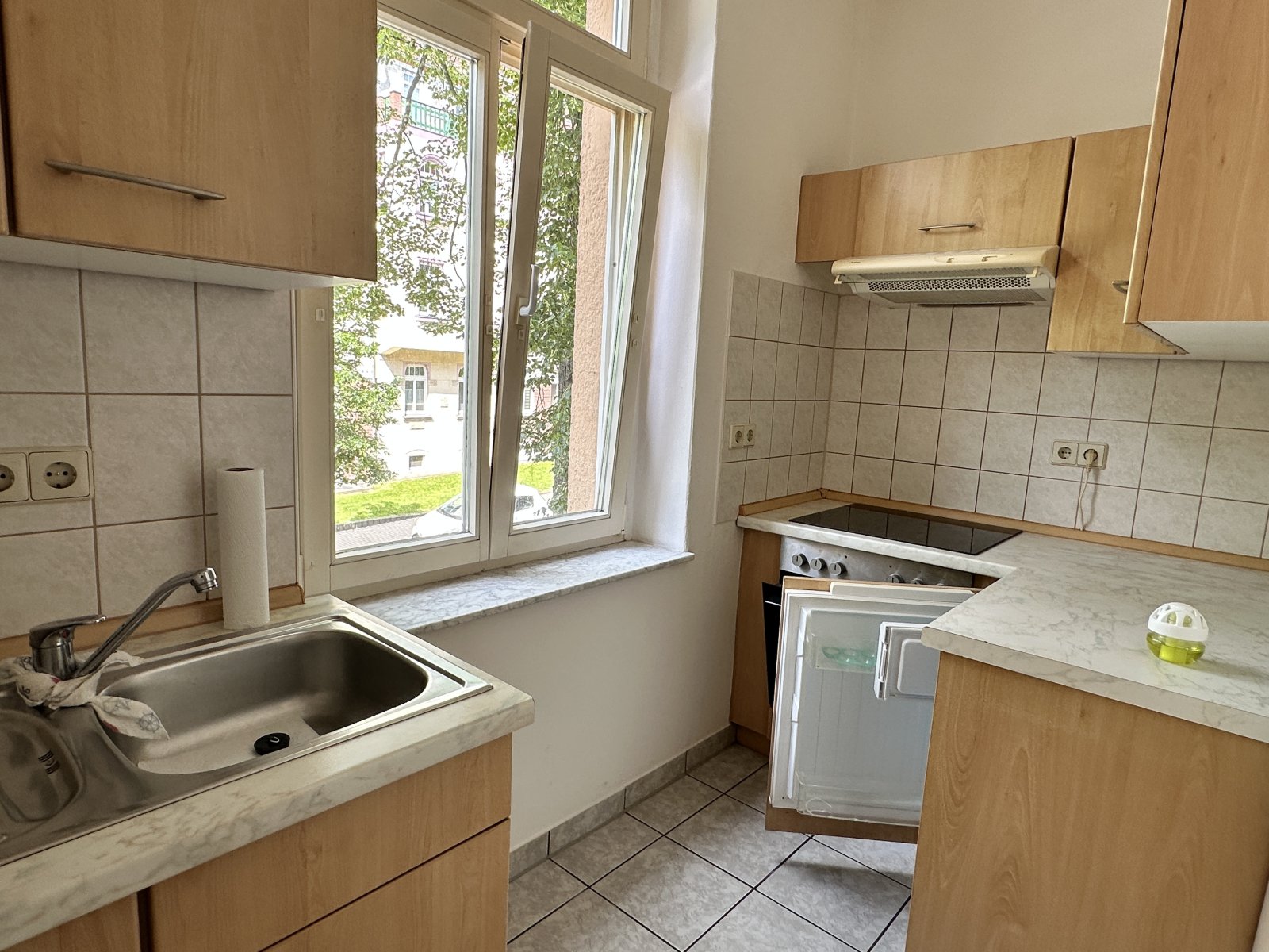 Vermietete 2-Raum-Wohnung mit Einbauküche und Tageslichtbad!