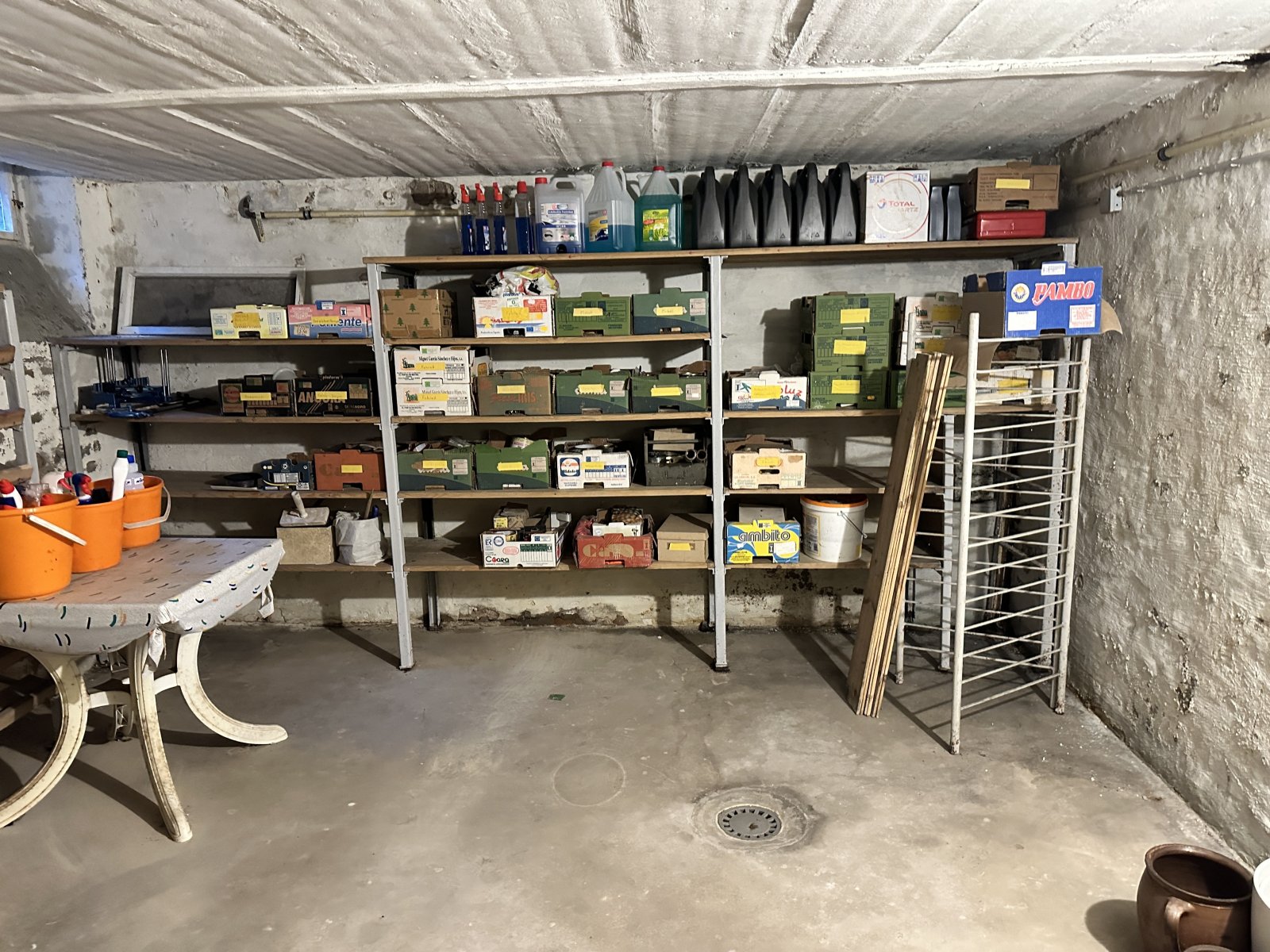 Sanierungsbed. Wohnhaus mit denkmalgeschütztem Wirtschaftsgebäude + Garage