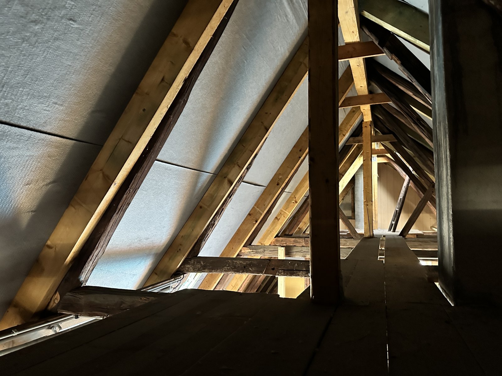 Sanierungsbed. Wohnhaus mit denkmalgeschütztem Wirtschaftsgebäude + Garage