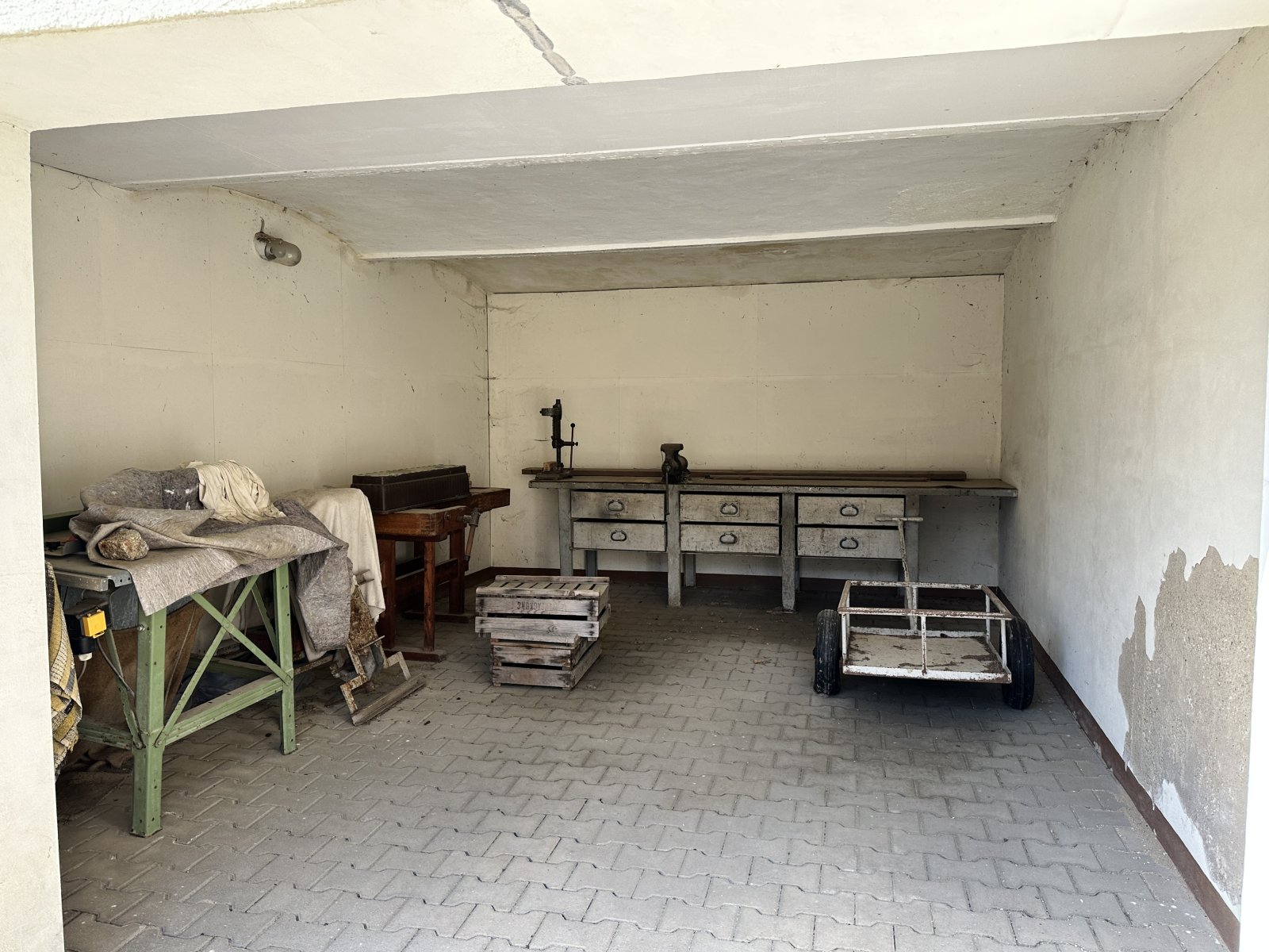 Sanierungsbed. Wohnhaus mit denkmalgeschütztem Wirtschaftsgebäude + Garage