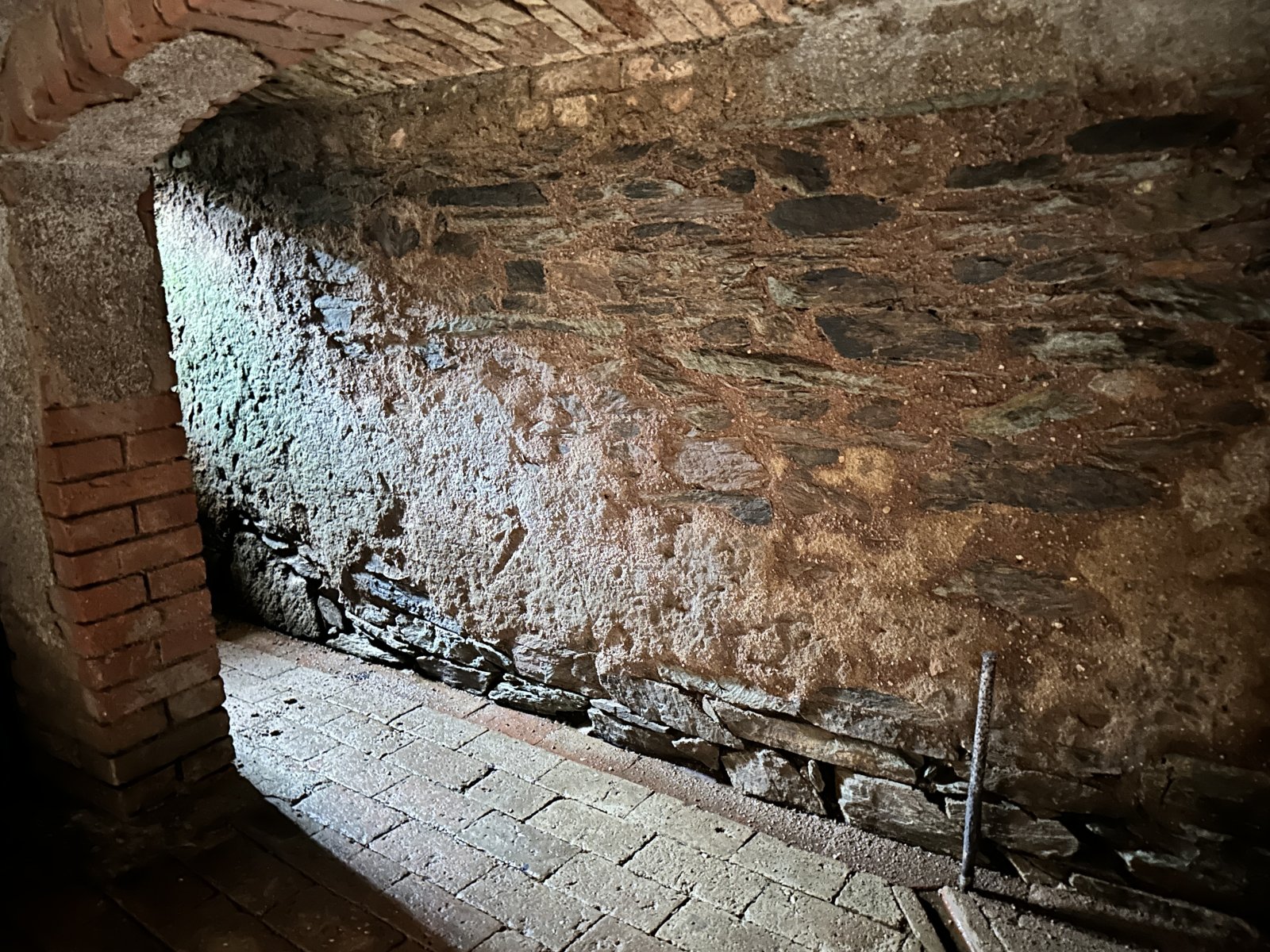 Sanierungsbed. Wohnhaus mit denkmalgeschütztem Wirtschaftsgebäude + Garage